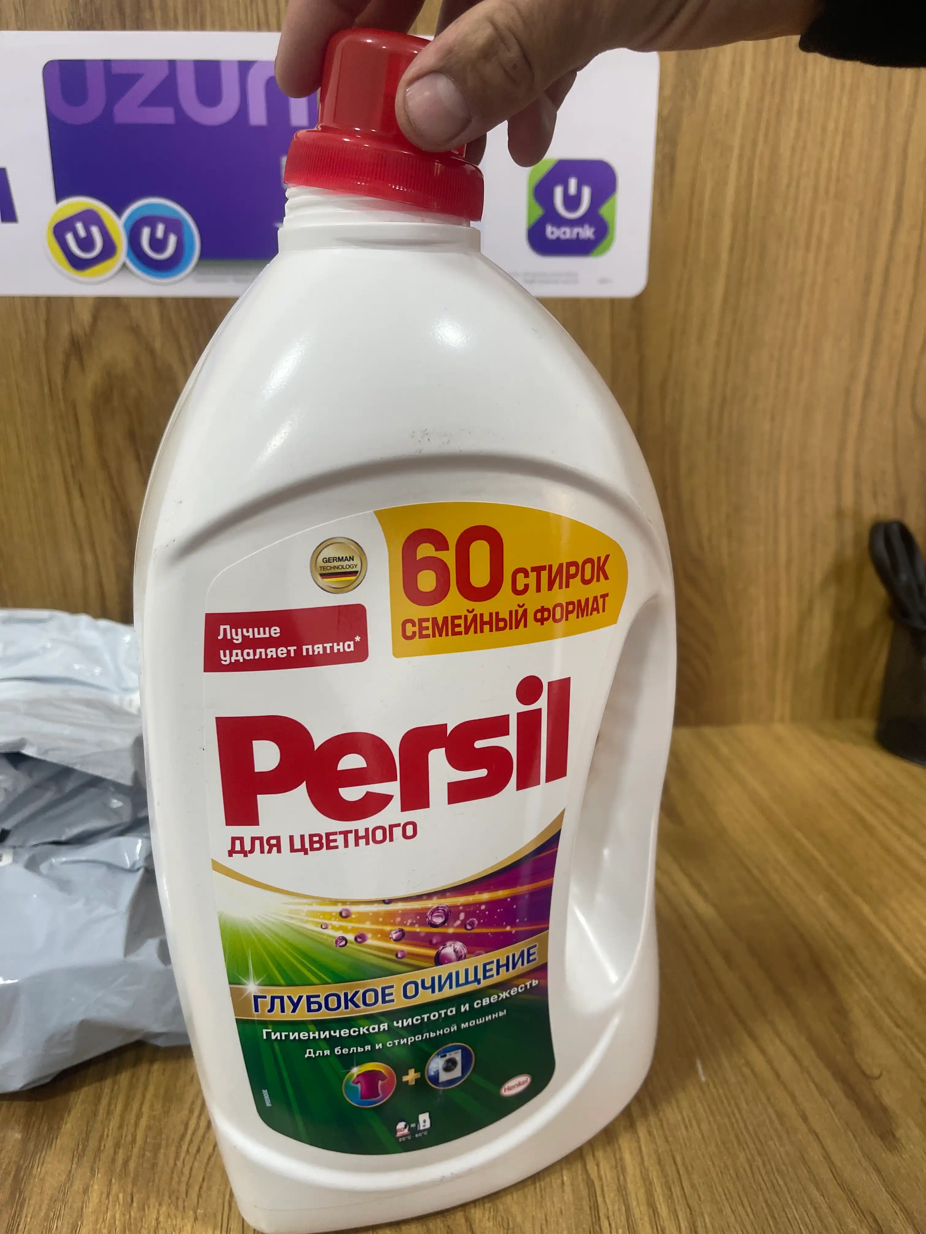 Vernel dan ishlab chiqarilgan oq va och rangli matolar uchun Persil Freshness kir yuvish geli, 3.9 l, 60 marta yuvish