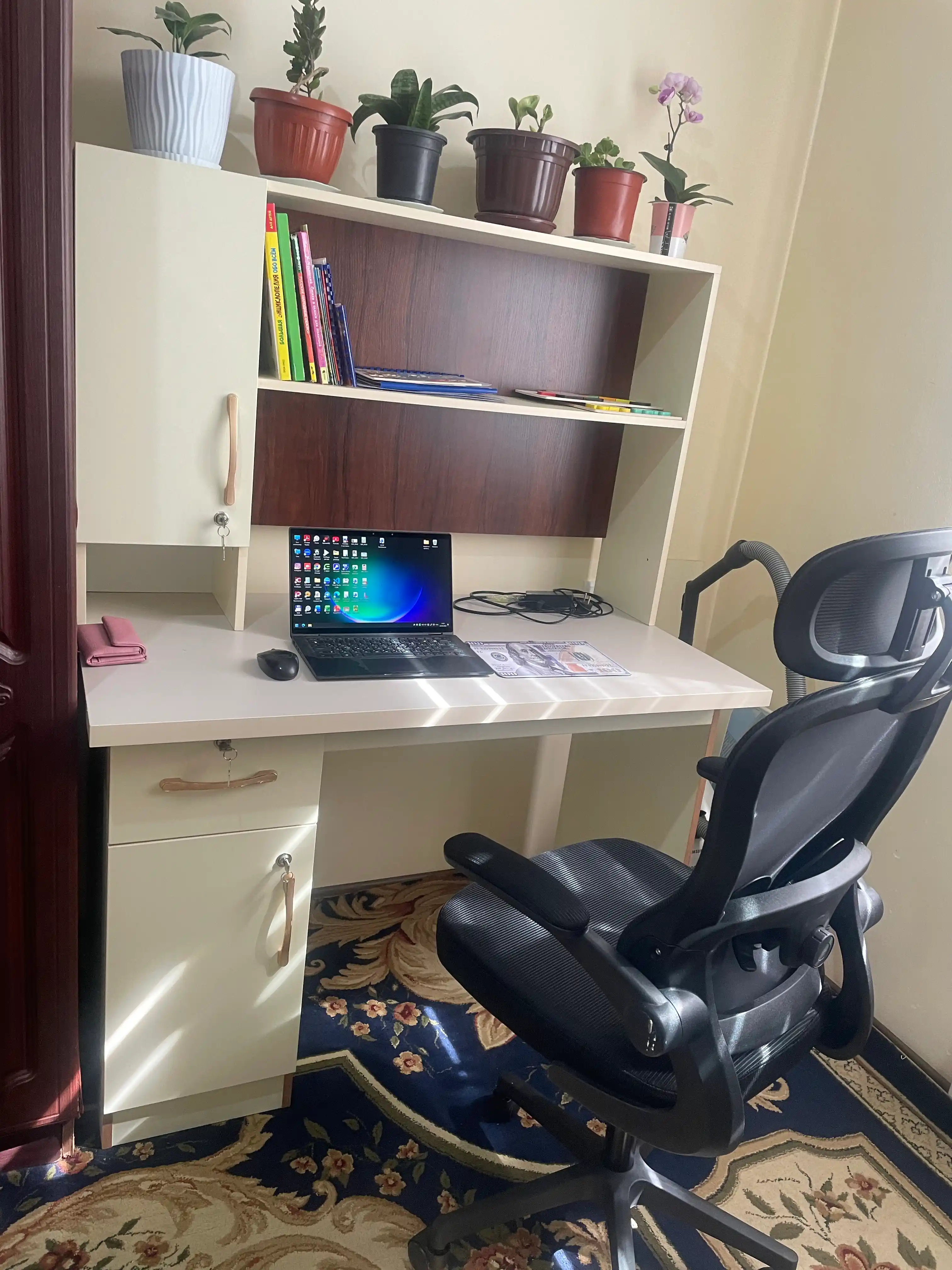 Ofis uchun kreslo Ester Dafna, to'r mato, g'ildirakli, qora