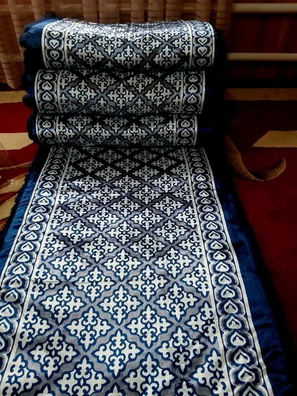 Molniya shaklidagi ko‘rpacha uchun velyur g‘iloflar to‘plami, 4 dona