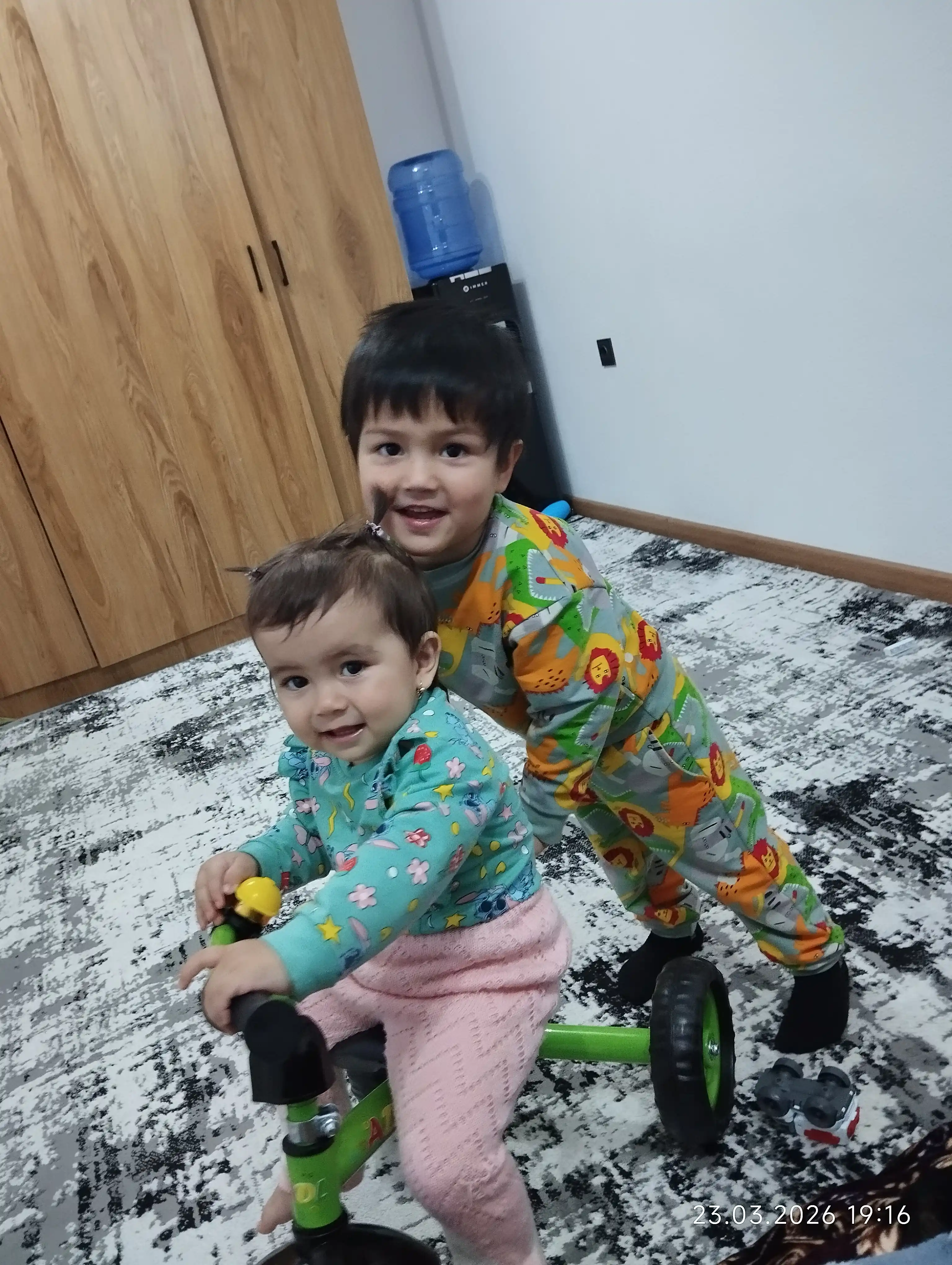 Bolalar uchun, uch g‘ildirakli velosipedi, chiroq bilan