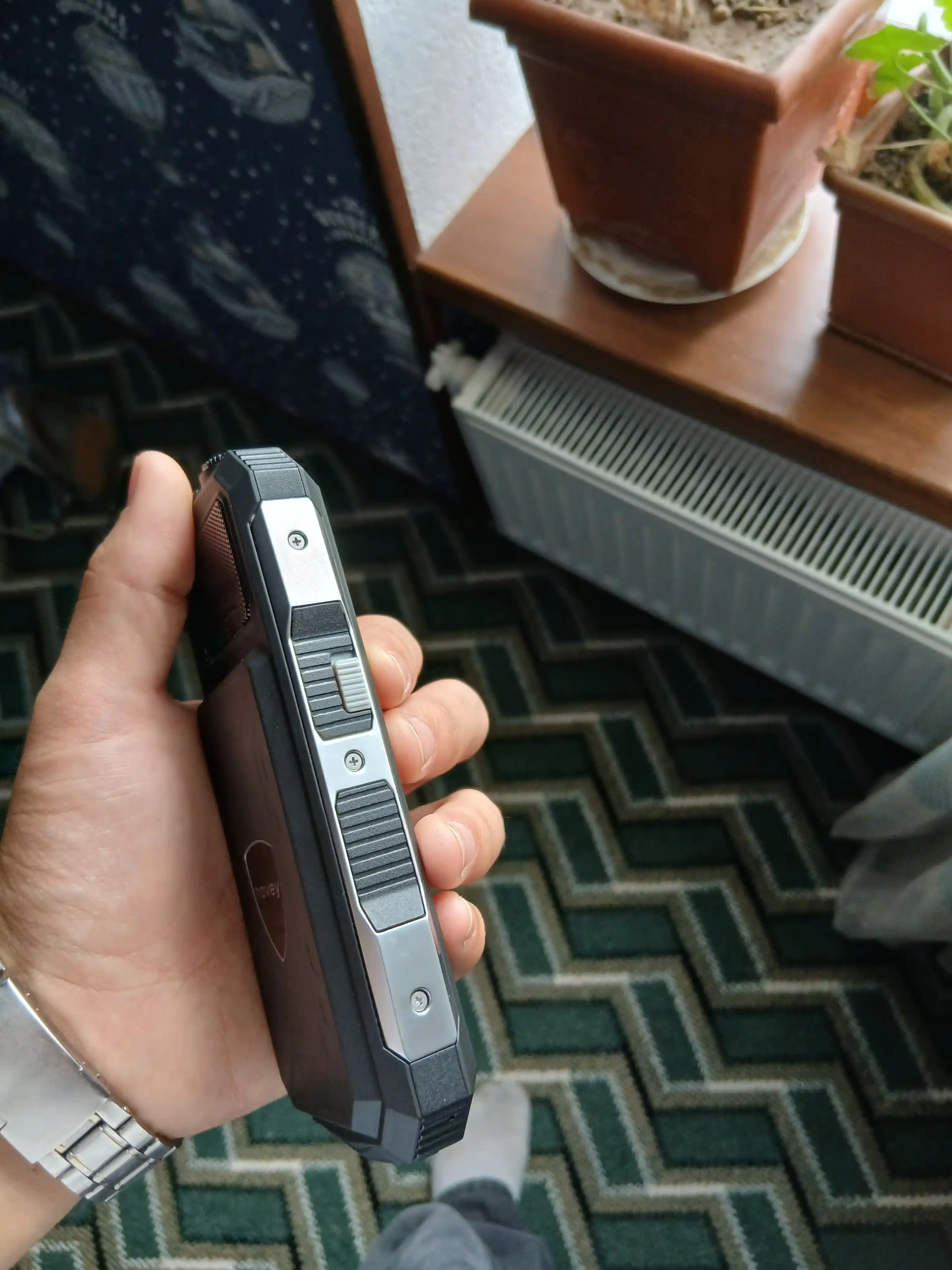 Knopkali telefon Novey T500 TANK, katta batareya 5000mAh