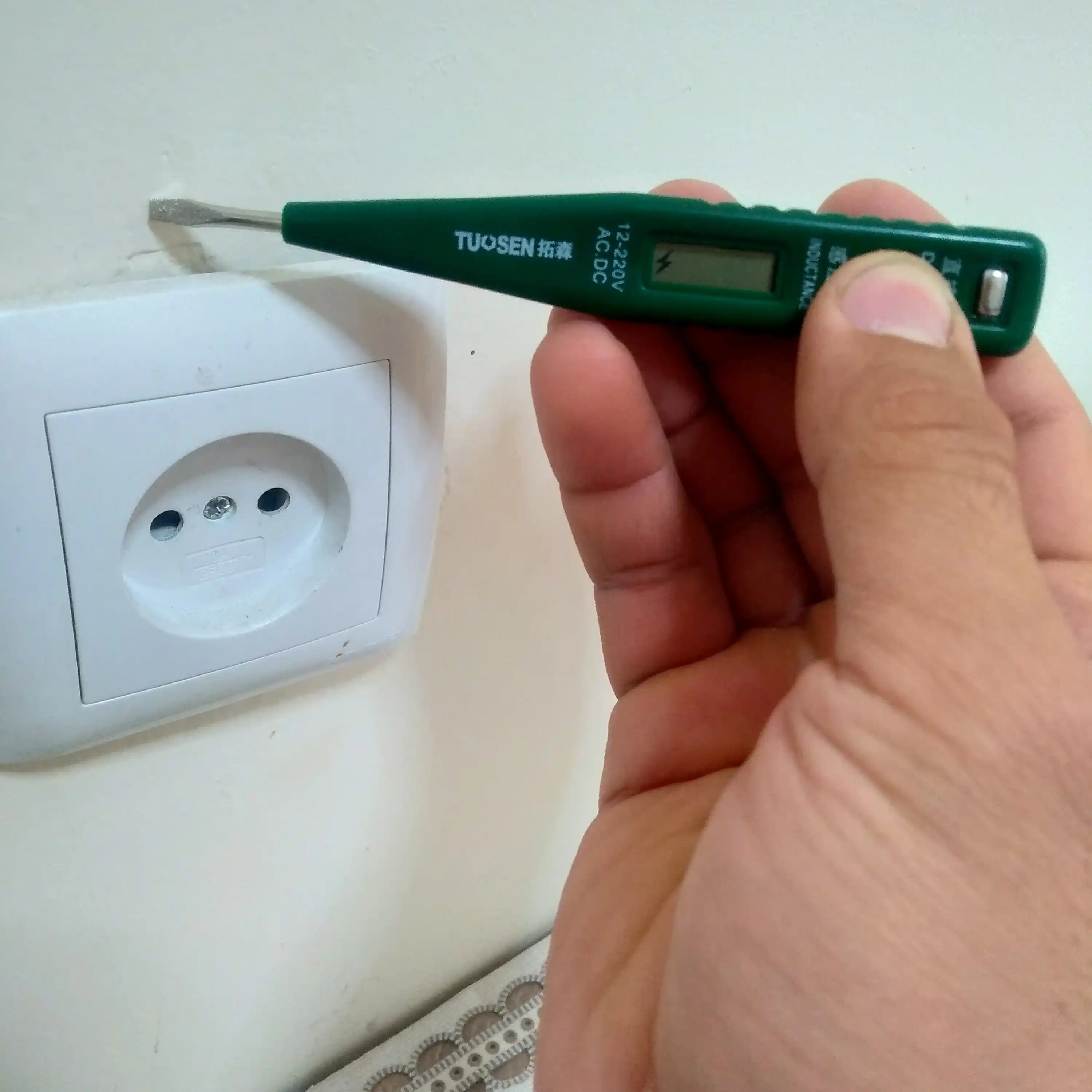 Raqamli kuchlanish testeri TUOSEN 12-220V AC/DC displeyli