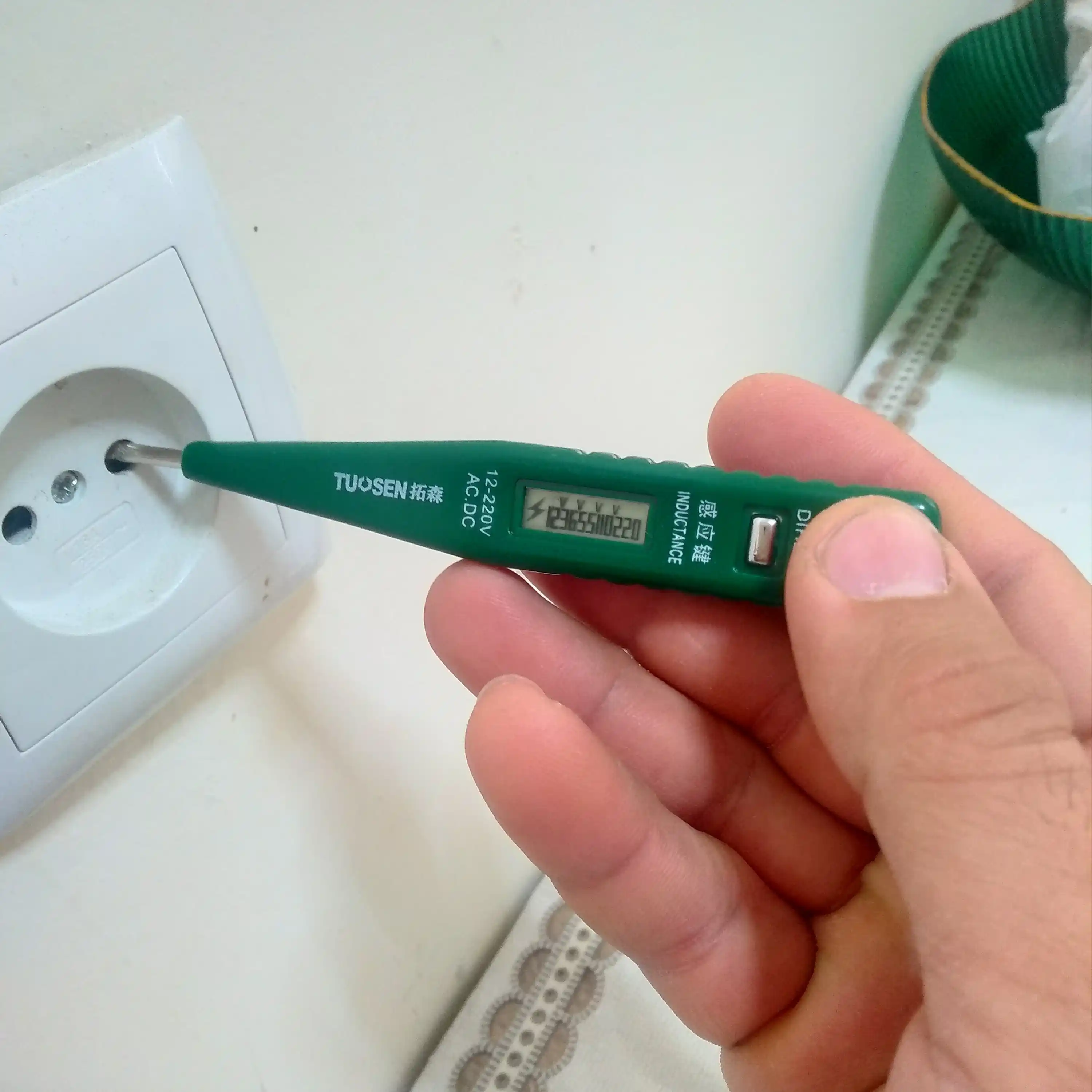 Raqamli kuchlanish testeri TUOSEN 12-220V AC/DC displeyli