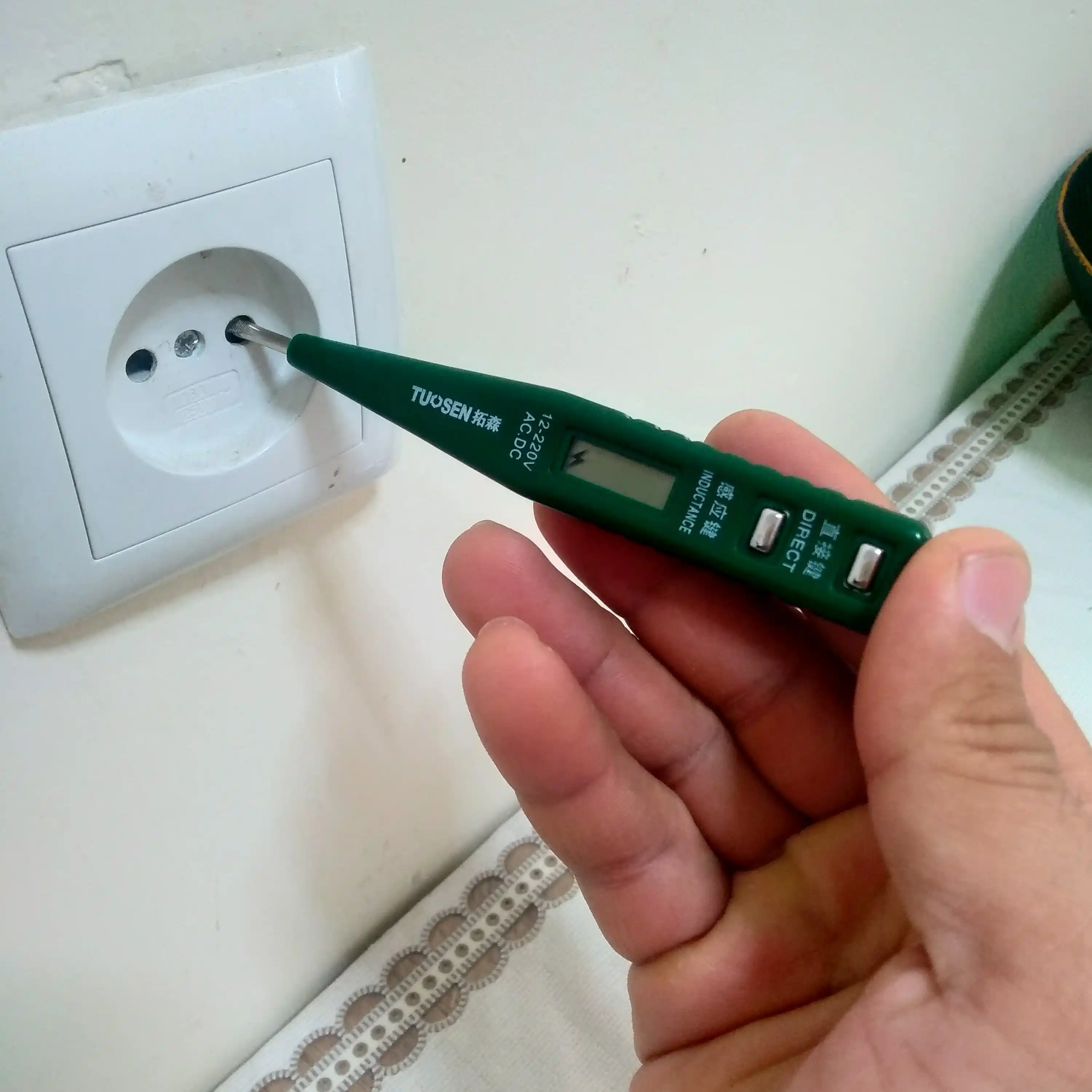 Raqamli kuchlanish testeri TUOSEN 12-220V AC/DC displeyli