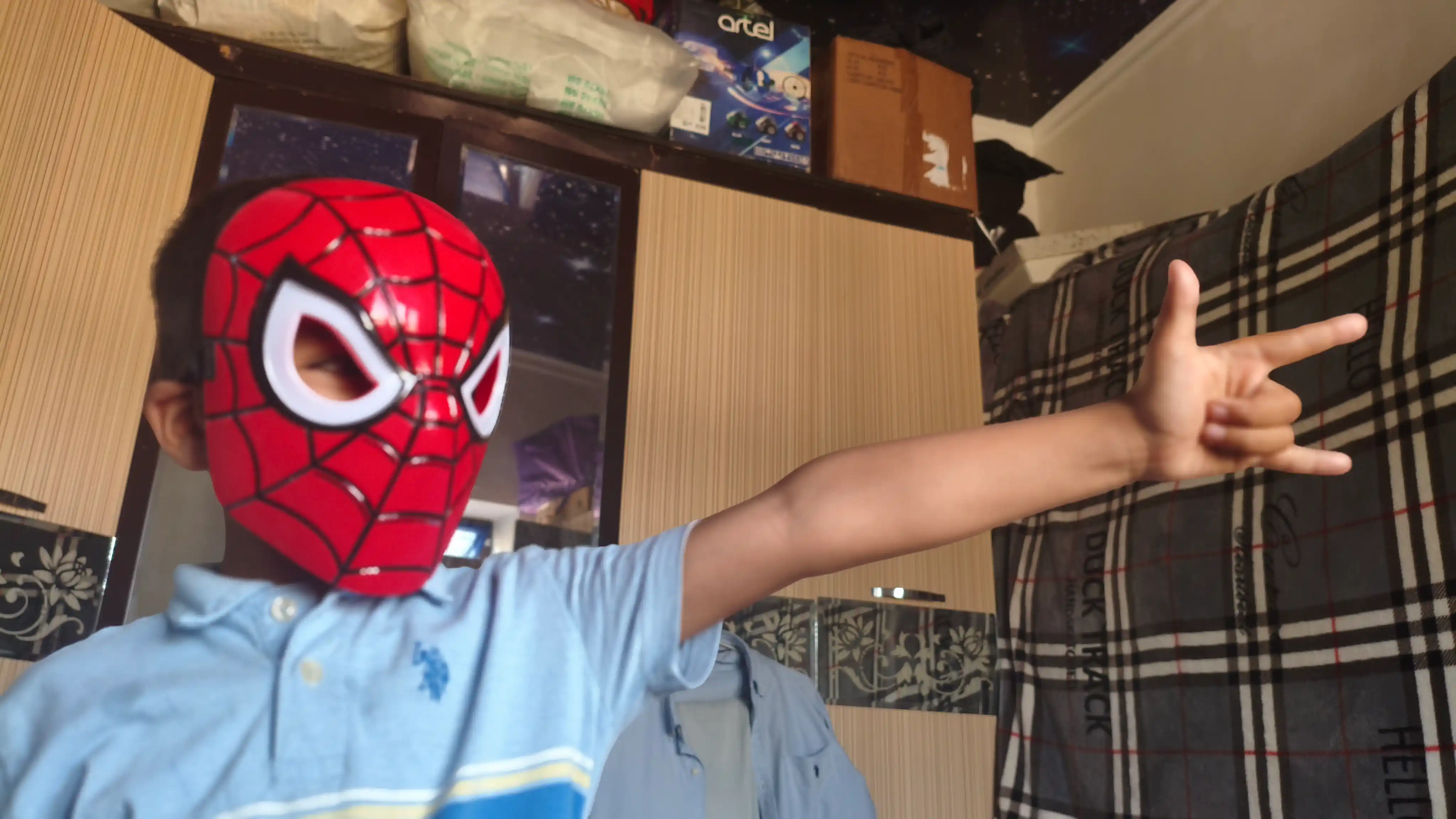 Marvel niqoblari, Batareya va yorug'lik bilan o'rgimchak odam niqobi, Ko'zlarni ochadi