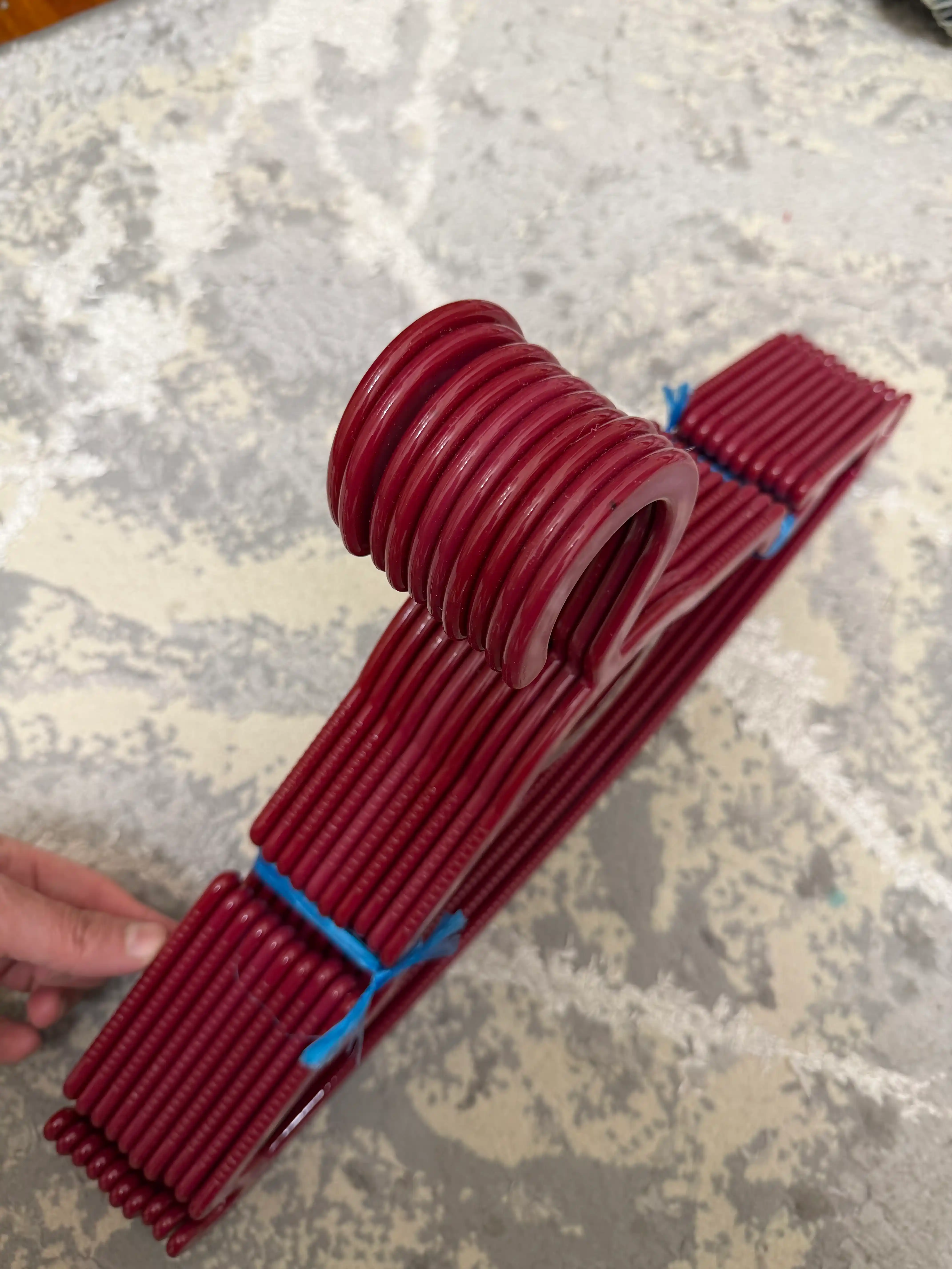 Ustki kiyim va shimlar uchun veshalkalar, plastmassa, tishli veshalka