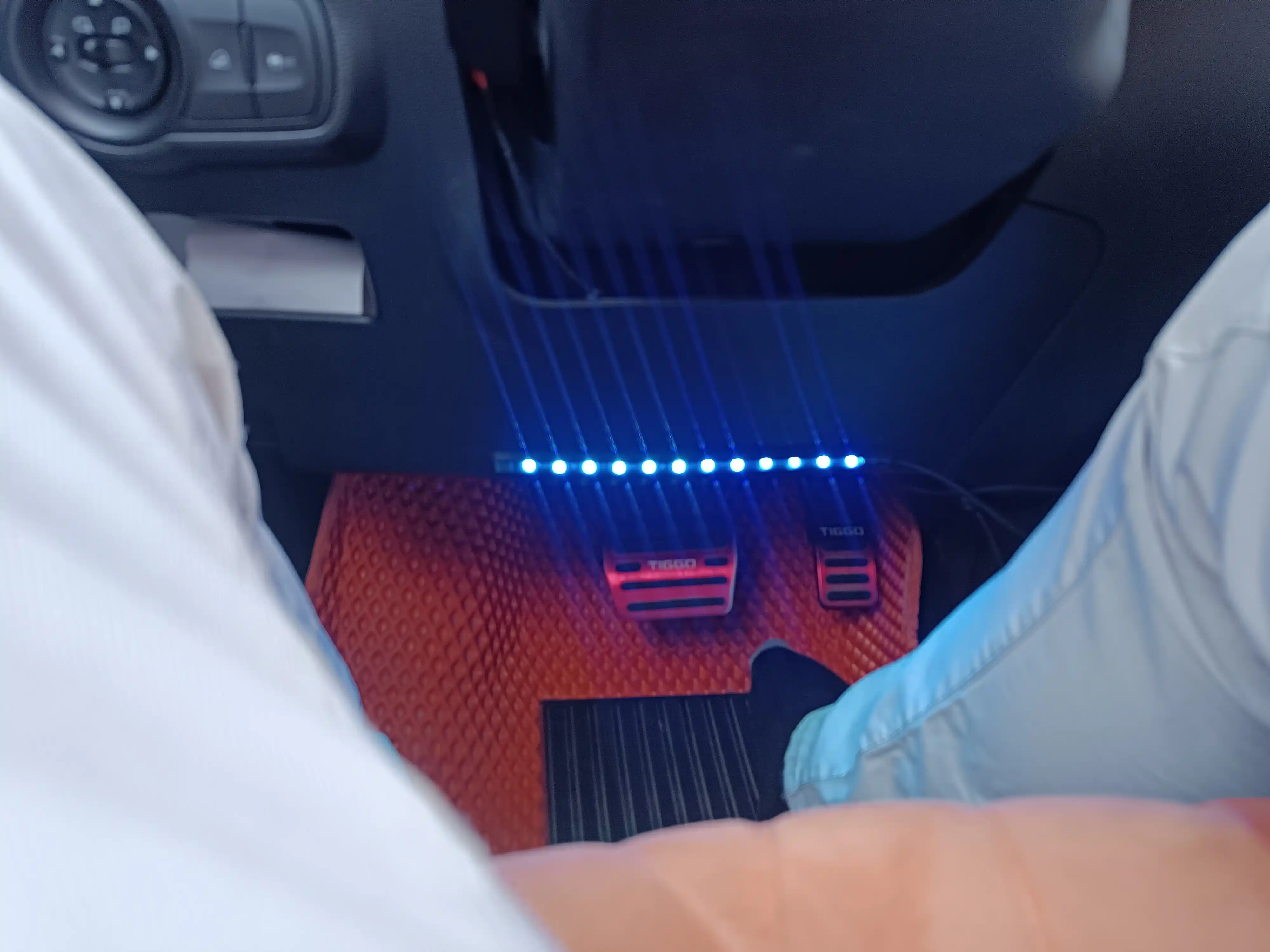 Avto LED Salon Yoritgich – 16 mln rangli musiqaga moslashuvchi chiroqlar