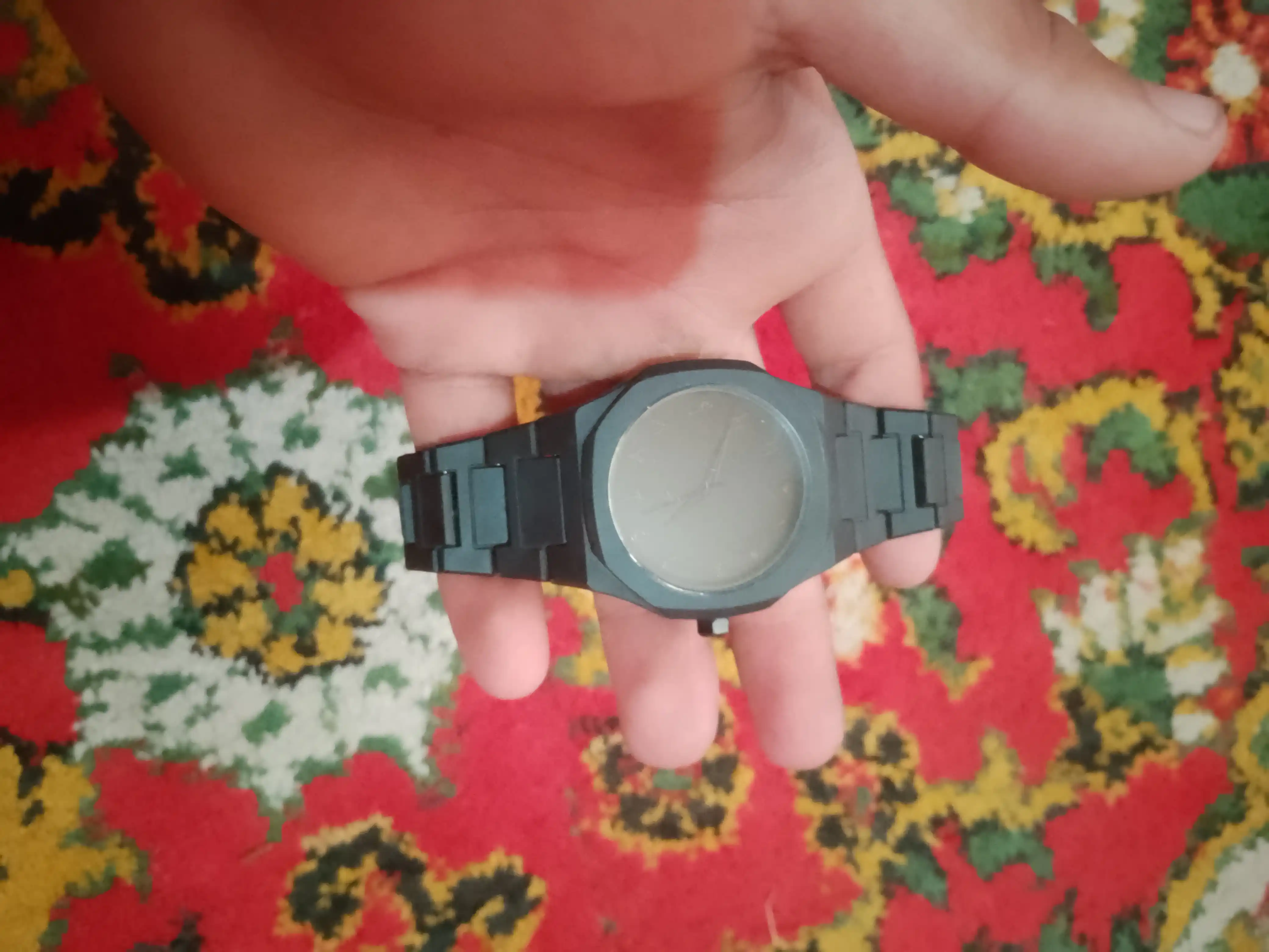 Arab raqamli qo‘l soati, minimalistik dizayn