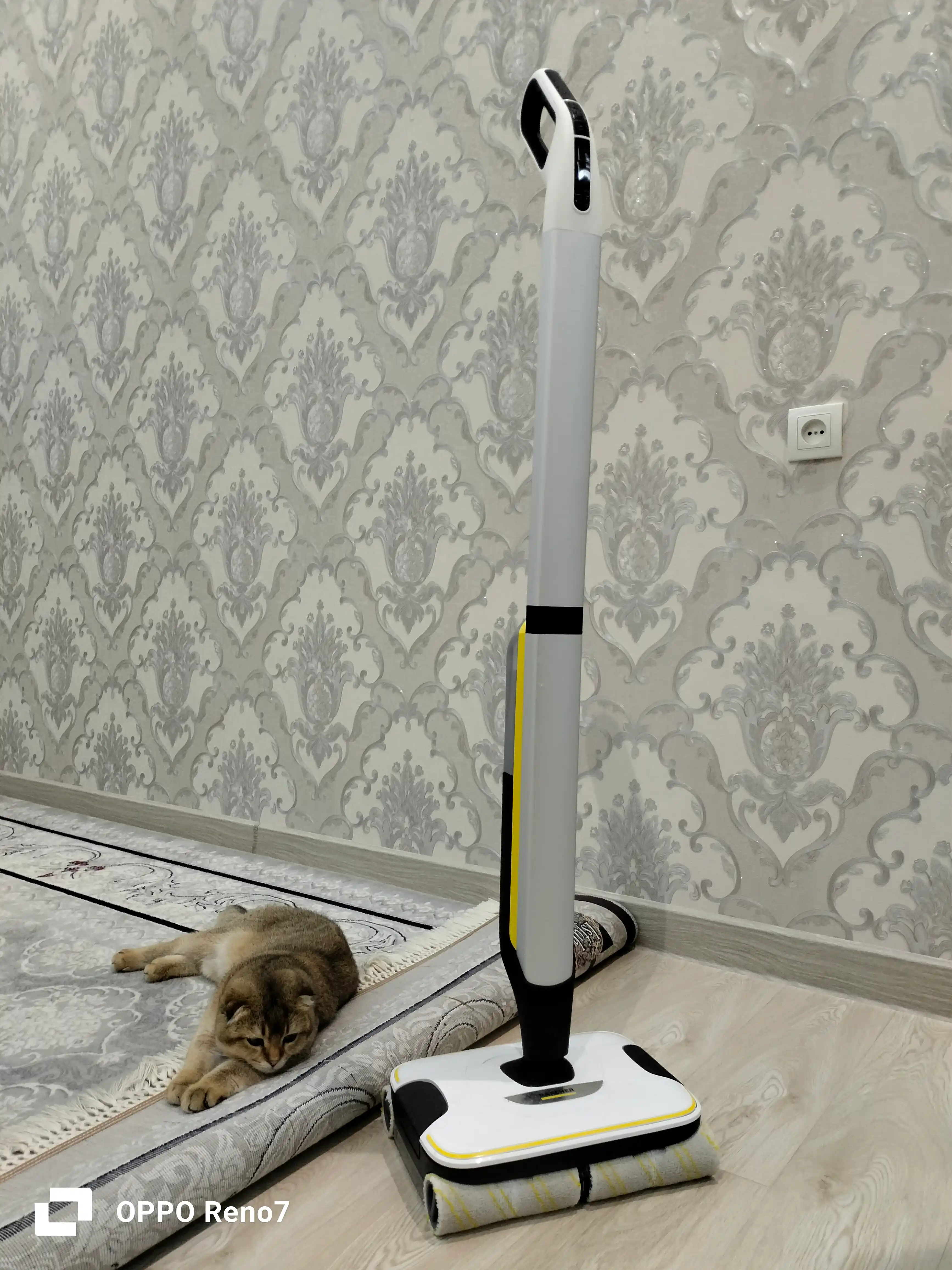 Karcher FC 7 Cordless 1.055-701.0 – беспроводная электрошвабра 4 ролика 3в1