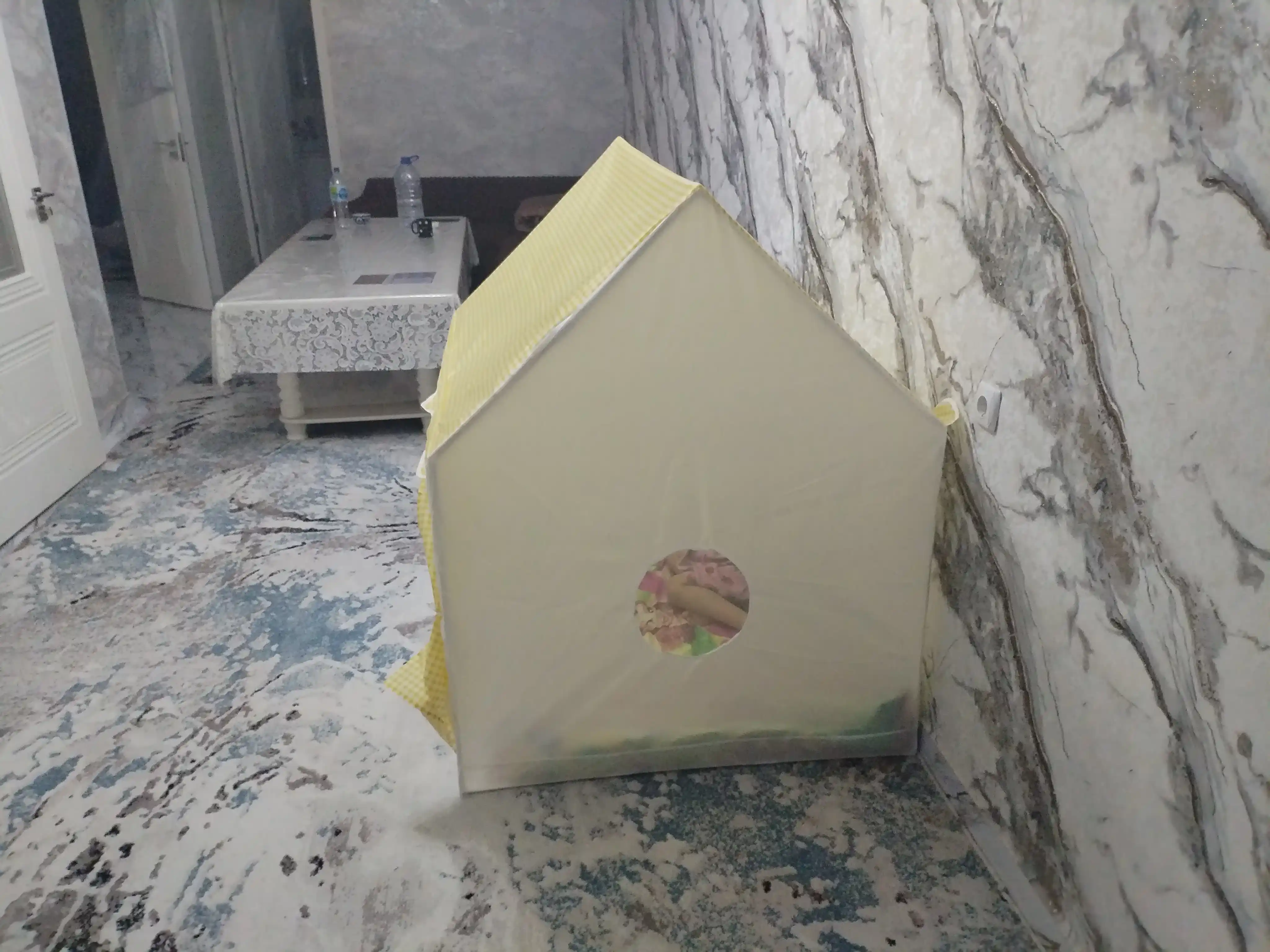 Bolalar o'yin chodiri, bolalar va o'yinchoqlar uchun uycha, chodir, ichki va tashqi makon