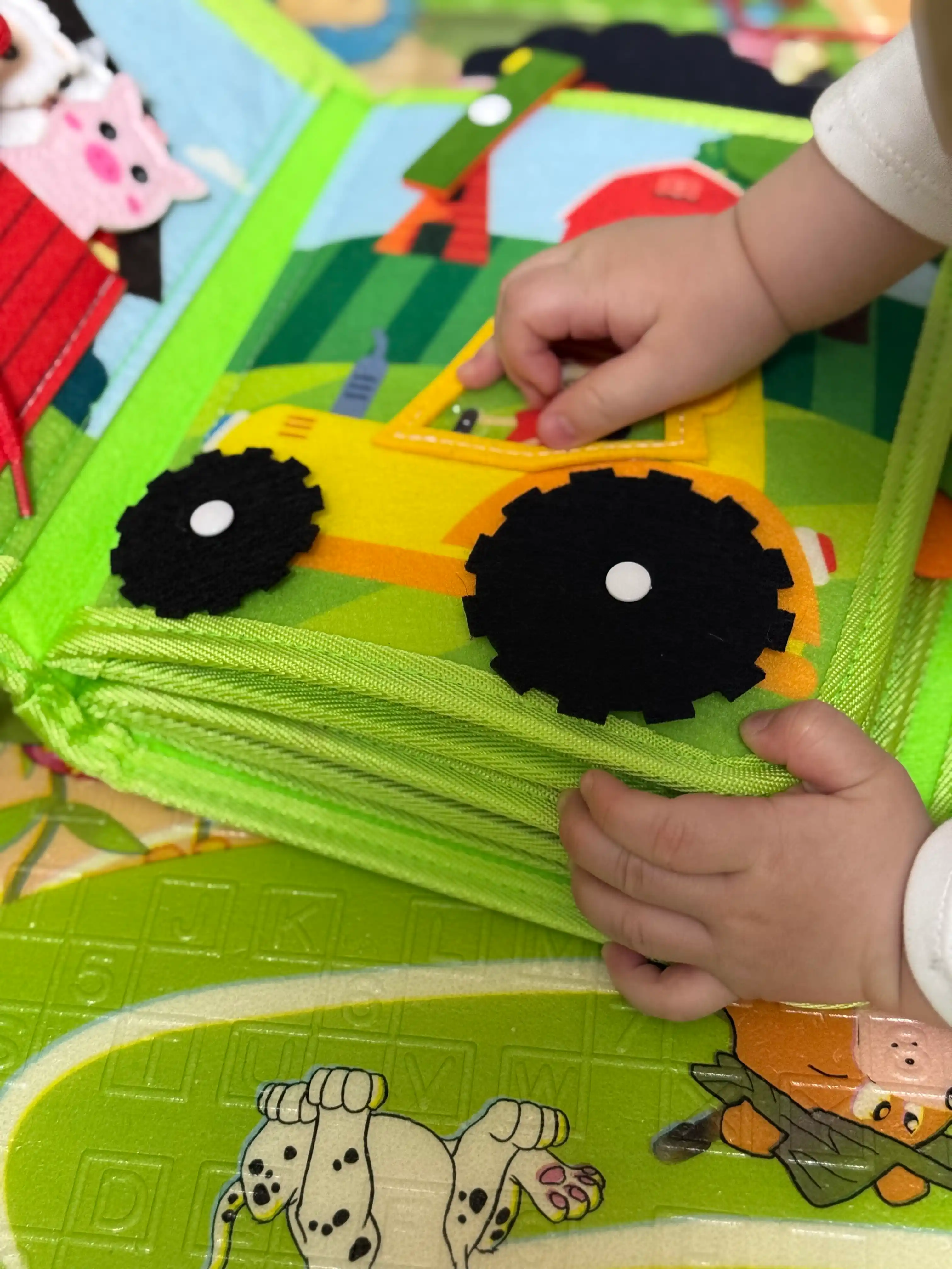 1 yoshdan boshlab bolalarga mo`ljallangan, fetrdan tayyorlangan bizibord kitobi