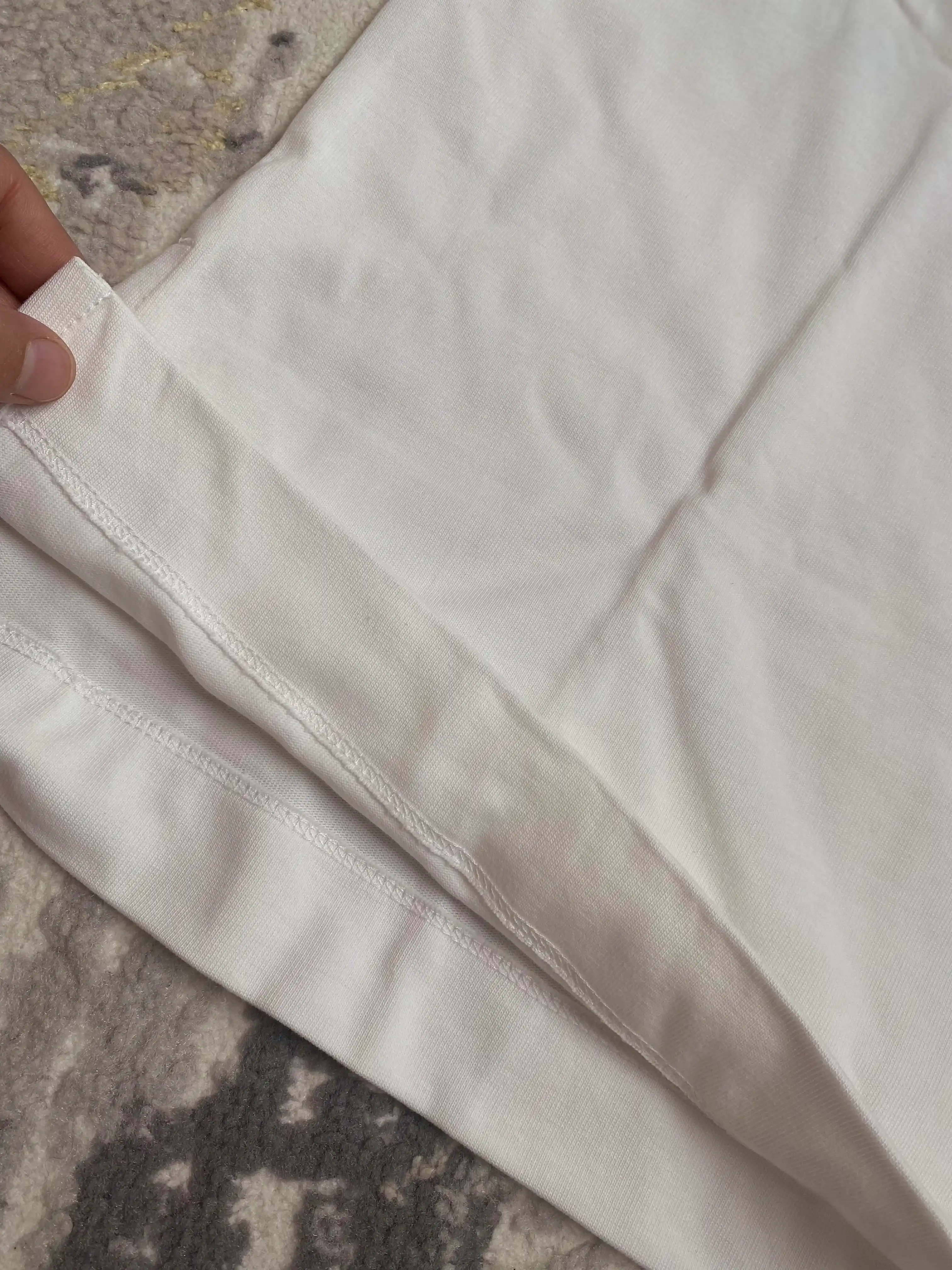 Ayollar futbolkasi oq rangli, yorqin printli, 100% paxta, yon kesimli