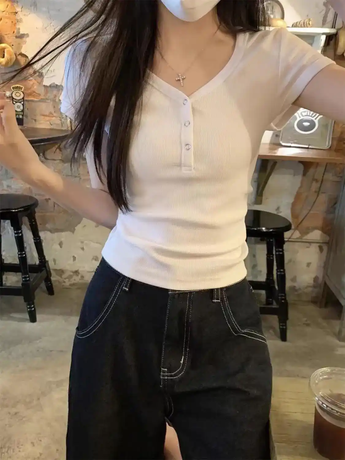 Tugmali ayollar futbolkasi