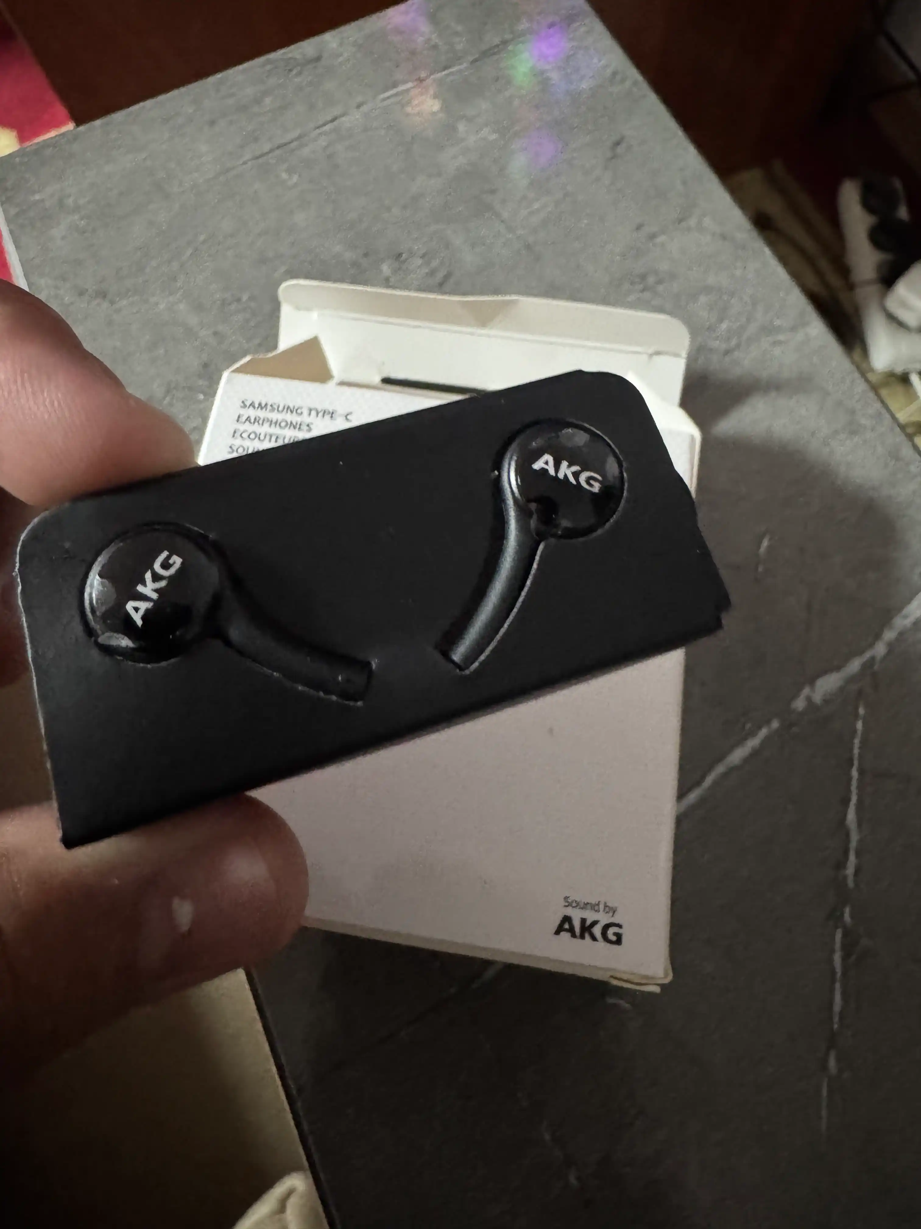 Samsung Type-C AKG quloqchinlari - kuchli ovoz va mikrofonga ega zamonaviy quloqchinlar