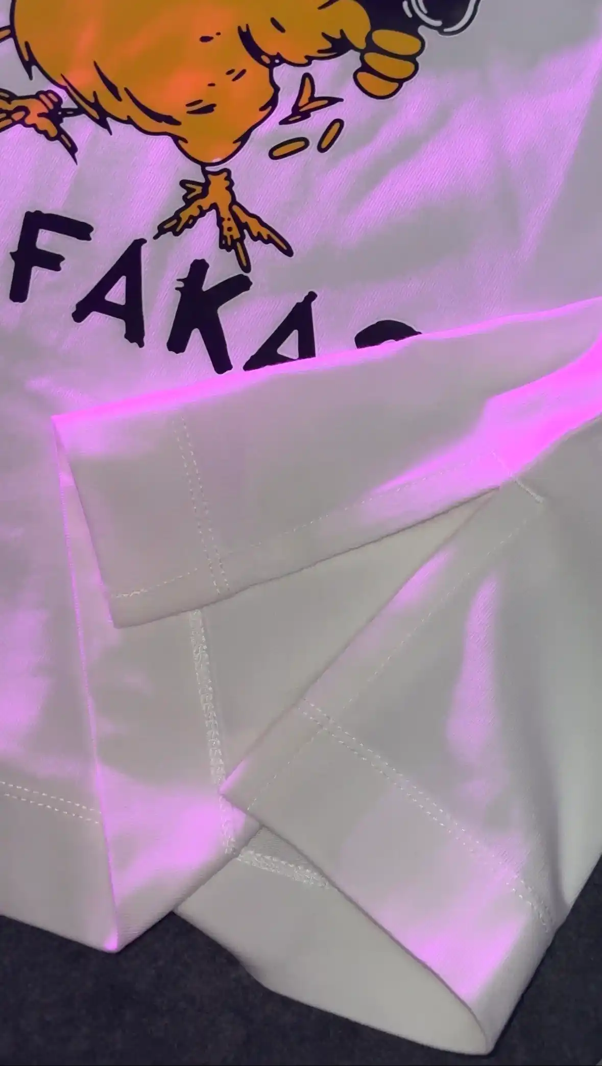 Ayollar futbolkasi oq rangli, yorqin printli, 100% paxta, yon kesimli