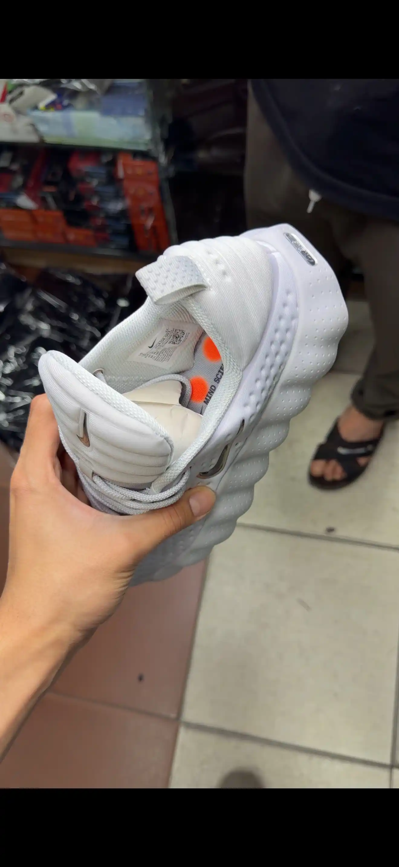 Nike Mind 002/001 yumshoq yostiqli nafas oladigan krossovkalar engil va qulay