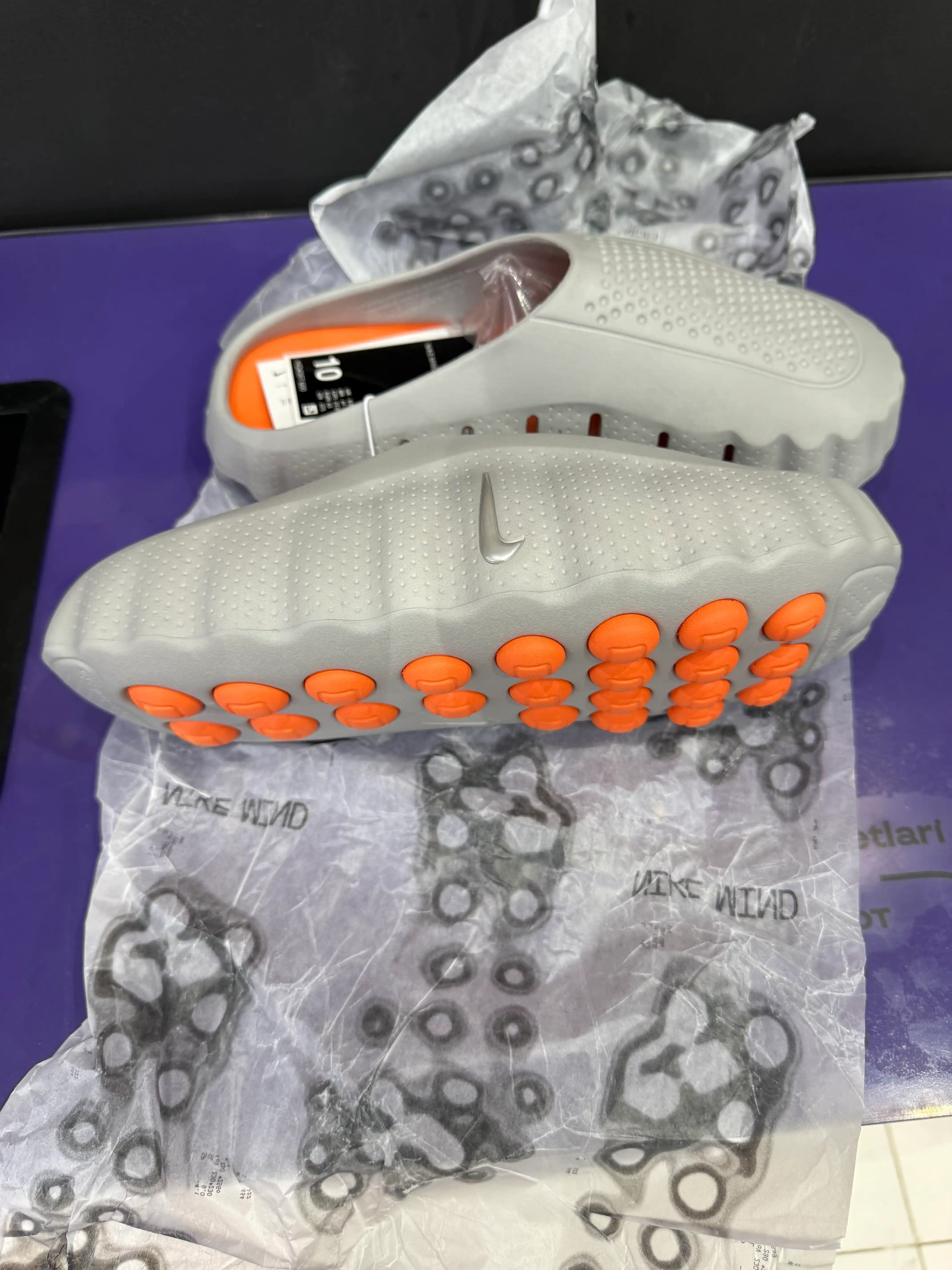 NIKE MIND 001 erkaklar shippaklari sport uchun maxsus. 1 Rzamer katta olish tavsiya etiladi