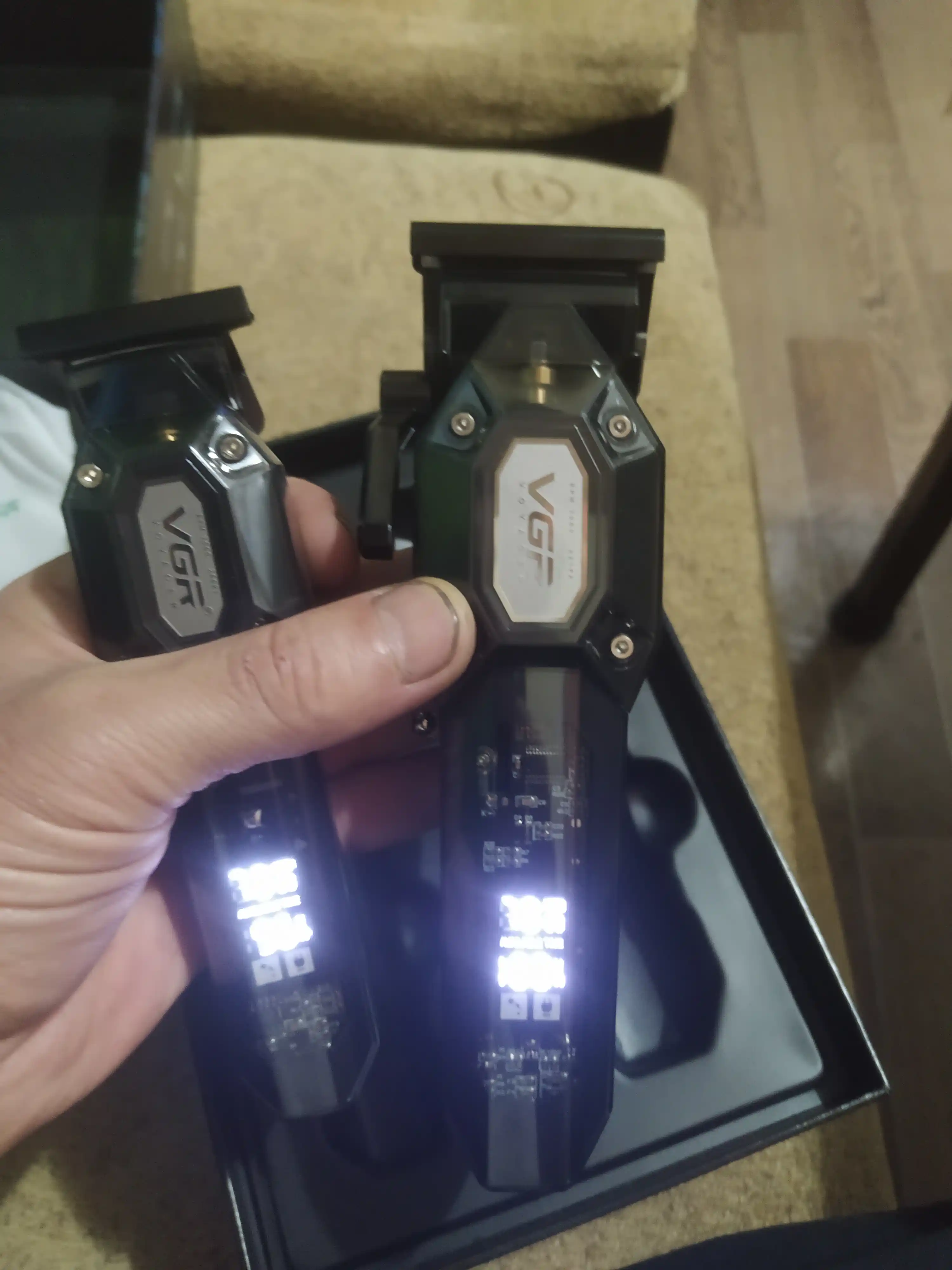 VGR-600-900 (gold xaki), erkaklar uchun professional soch kesish va soqol olish mashinasi