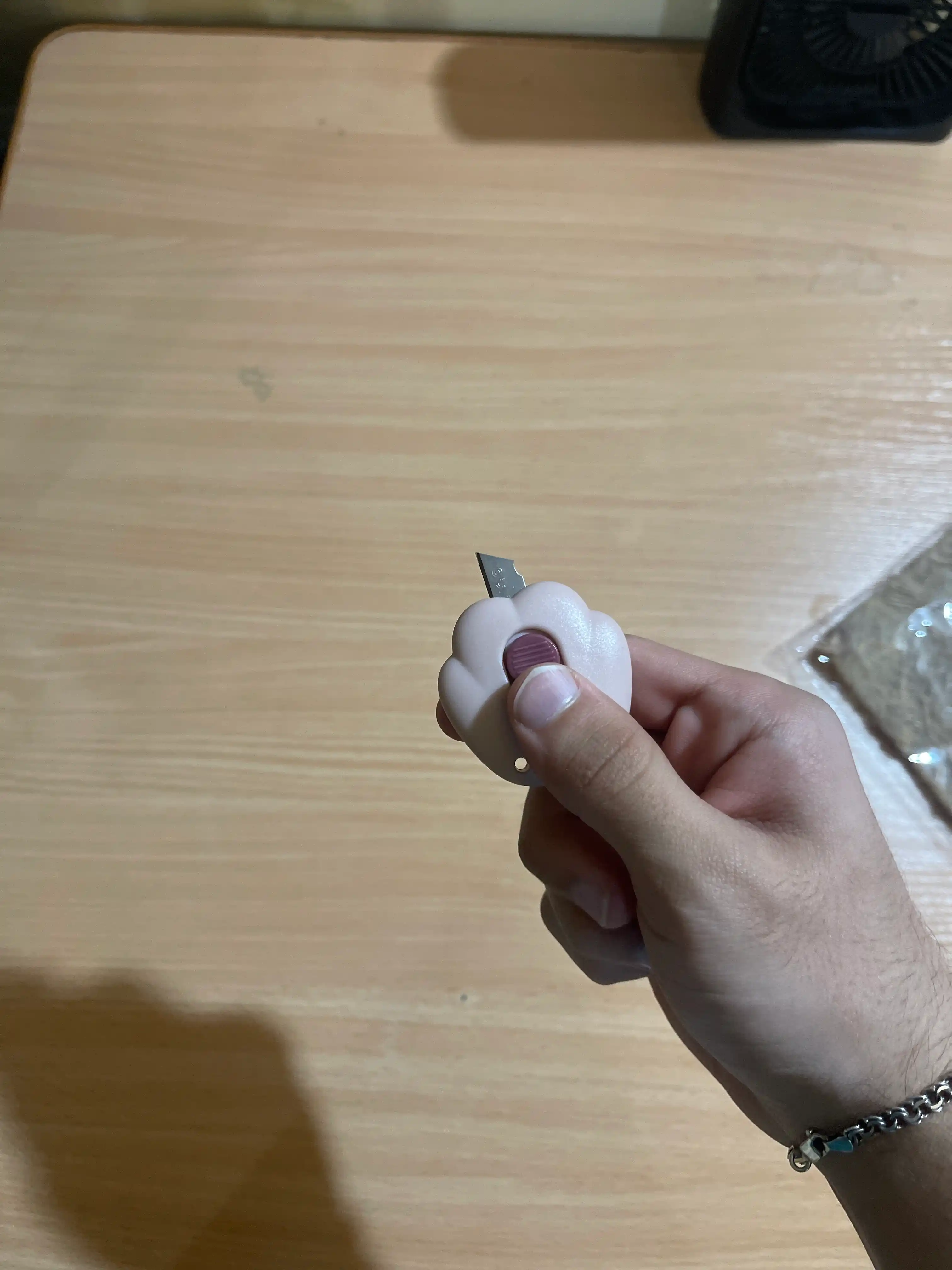 Маленький канцелярский нож, в виде лапки