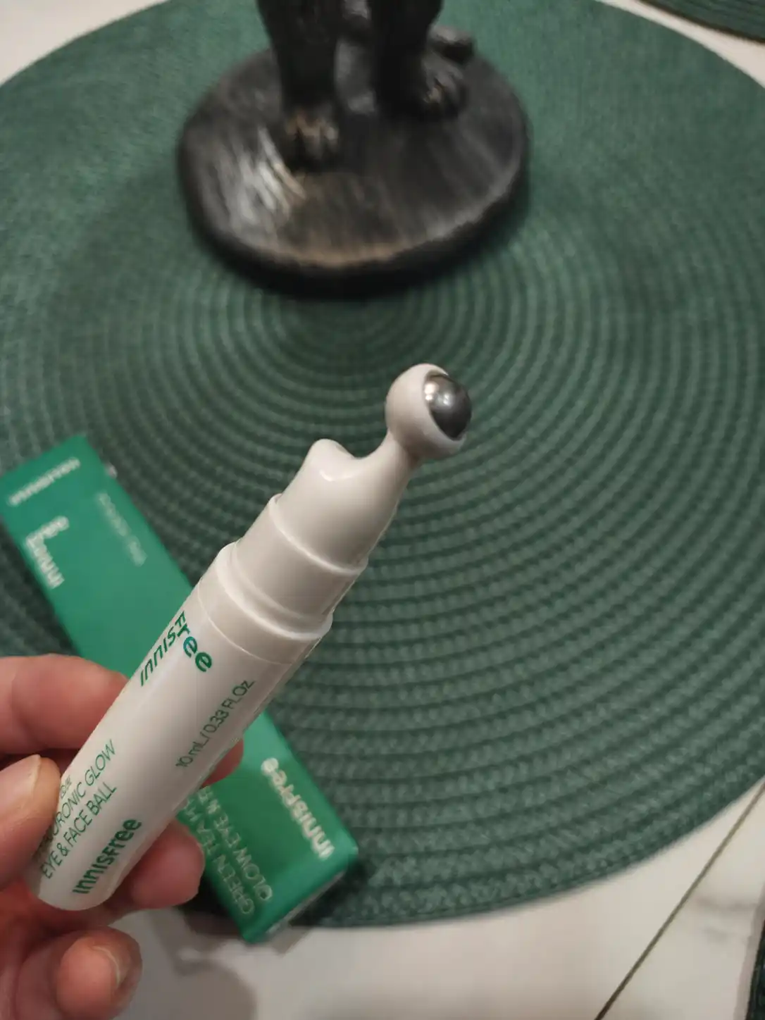 Namlovchi serum-roller Innisfree Green Tea Hyaluronic ko‘z atrofi va yuz uchun, 10 ml