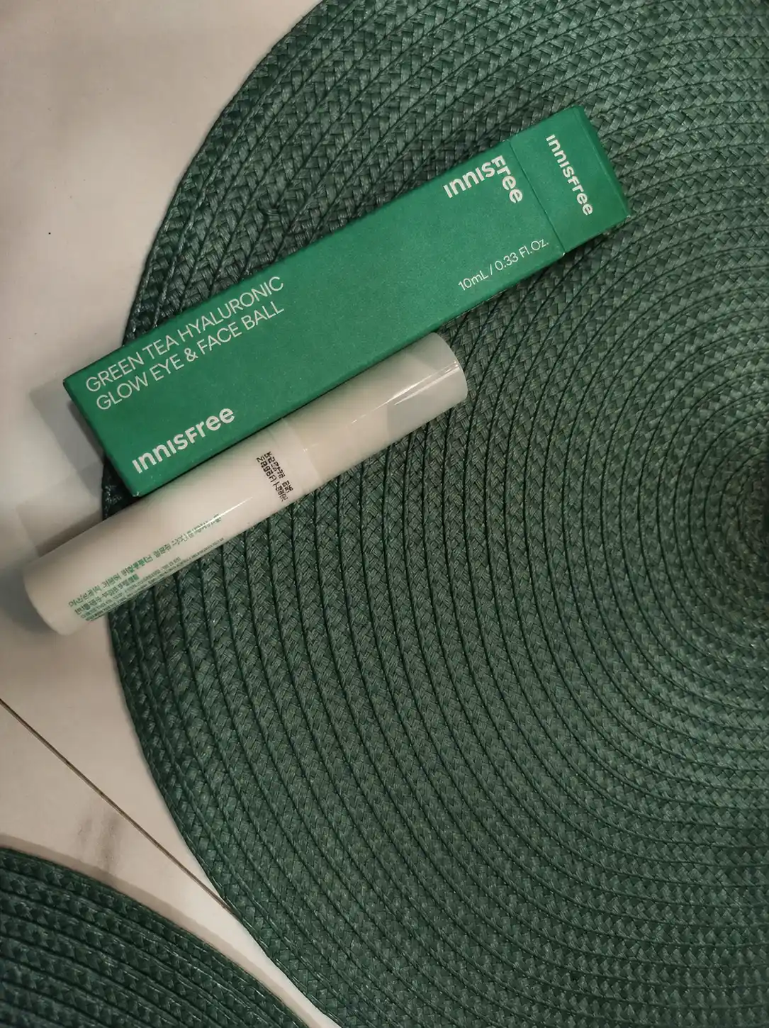 Namlovchi serum-roller Innisfree Green Tea Hyaluronic ko‘z atrofi va yuz uchun, 10 ml
