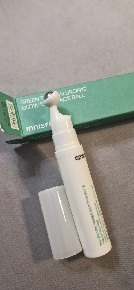 Namlovchi serum-roller Innisfree Green Tea Hyaluronic ko‘z atrofi va yuz uchun, 10 ml