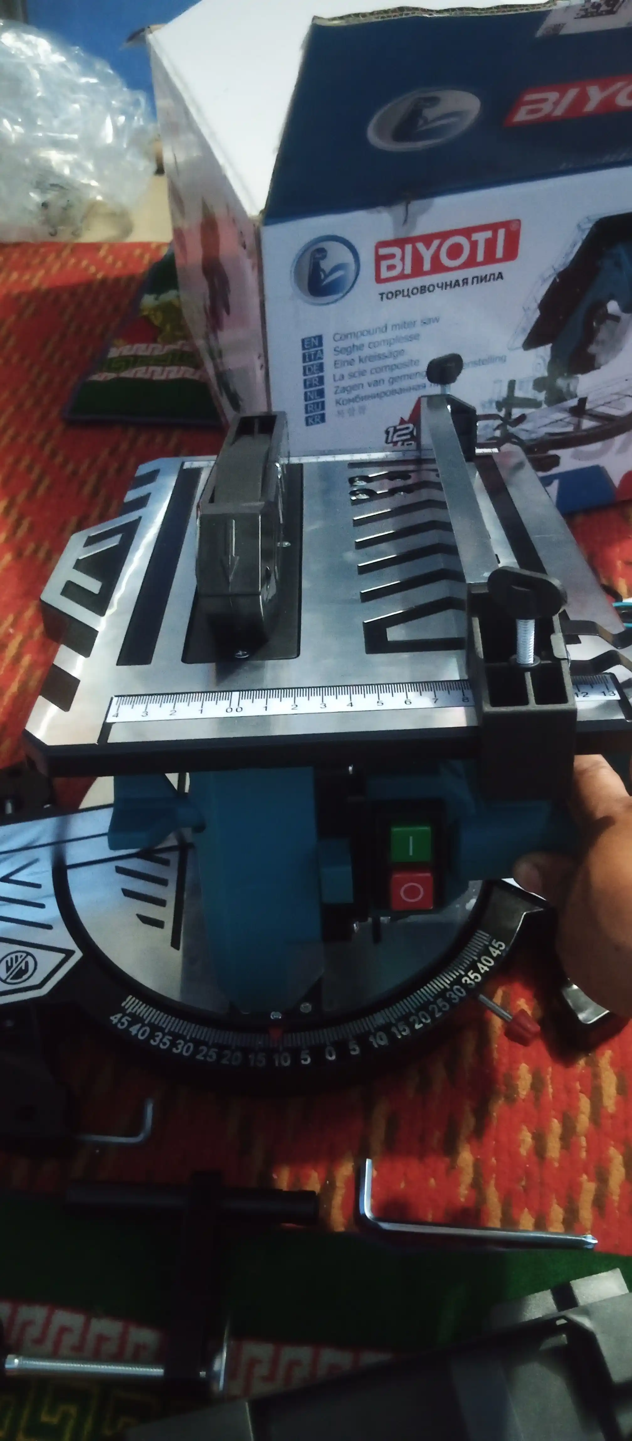 Tortsovka arra BIYOTI BYT-MS210, 1200 Vt, 210 mm disk, 5300 ayl/min