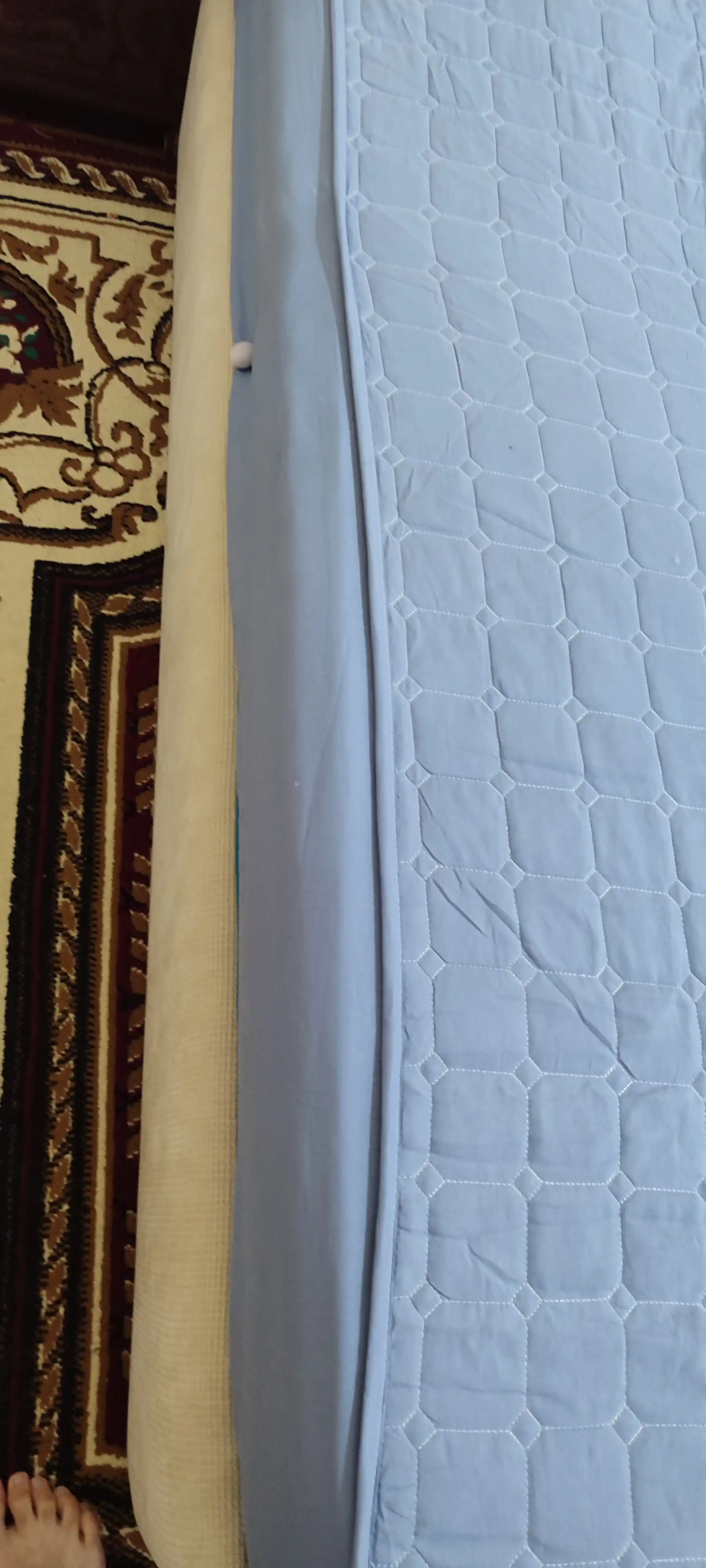 Yon tomoni bilan matras ustki qismi, yumshoq, tikilgan, paxtadan foydalanilgan