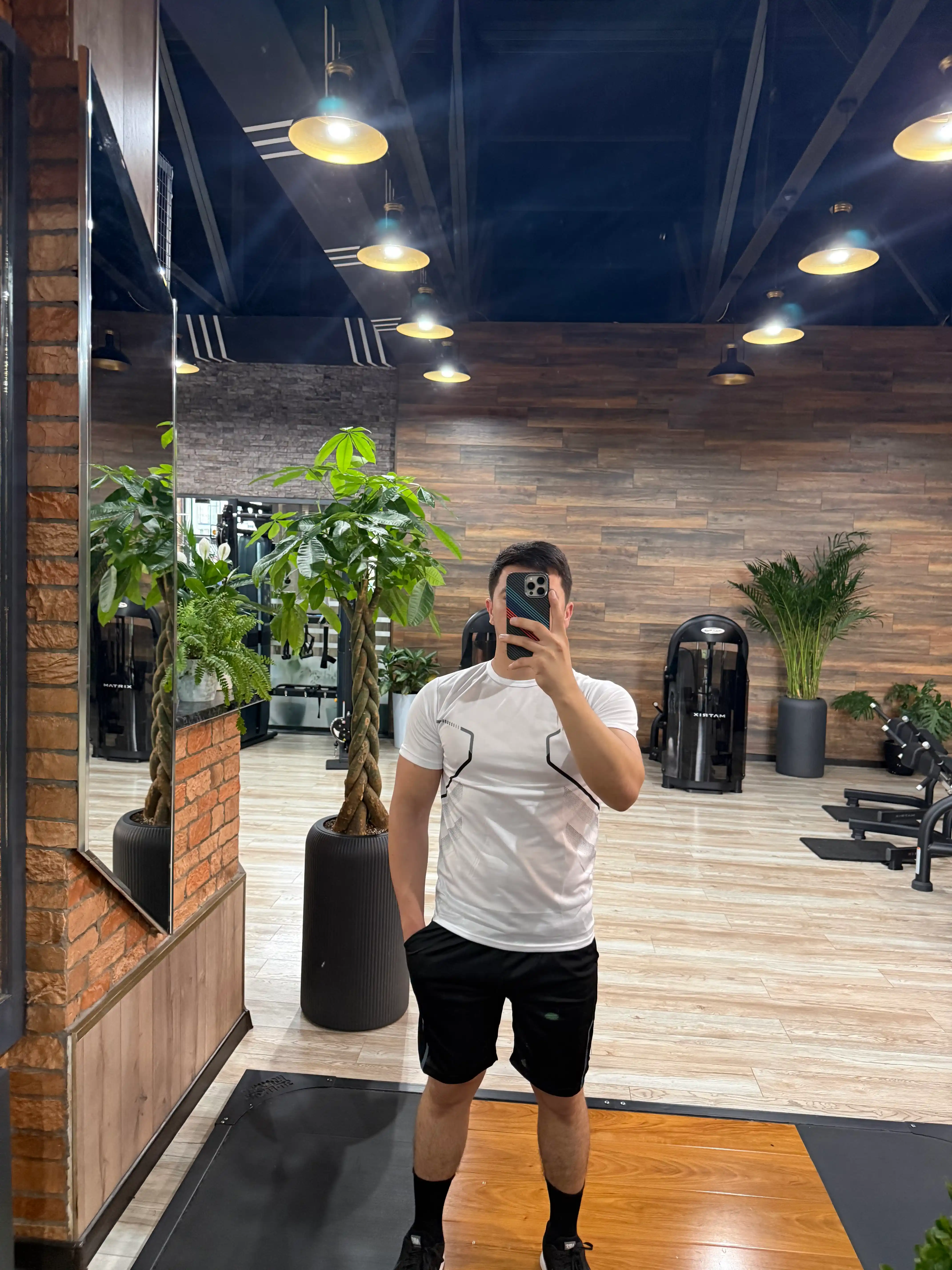 Erkaklar uchun futbolka va shortiklar sport kiyimi fitnes forma ikki qismli kiyim