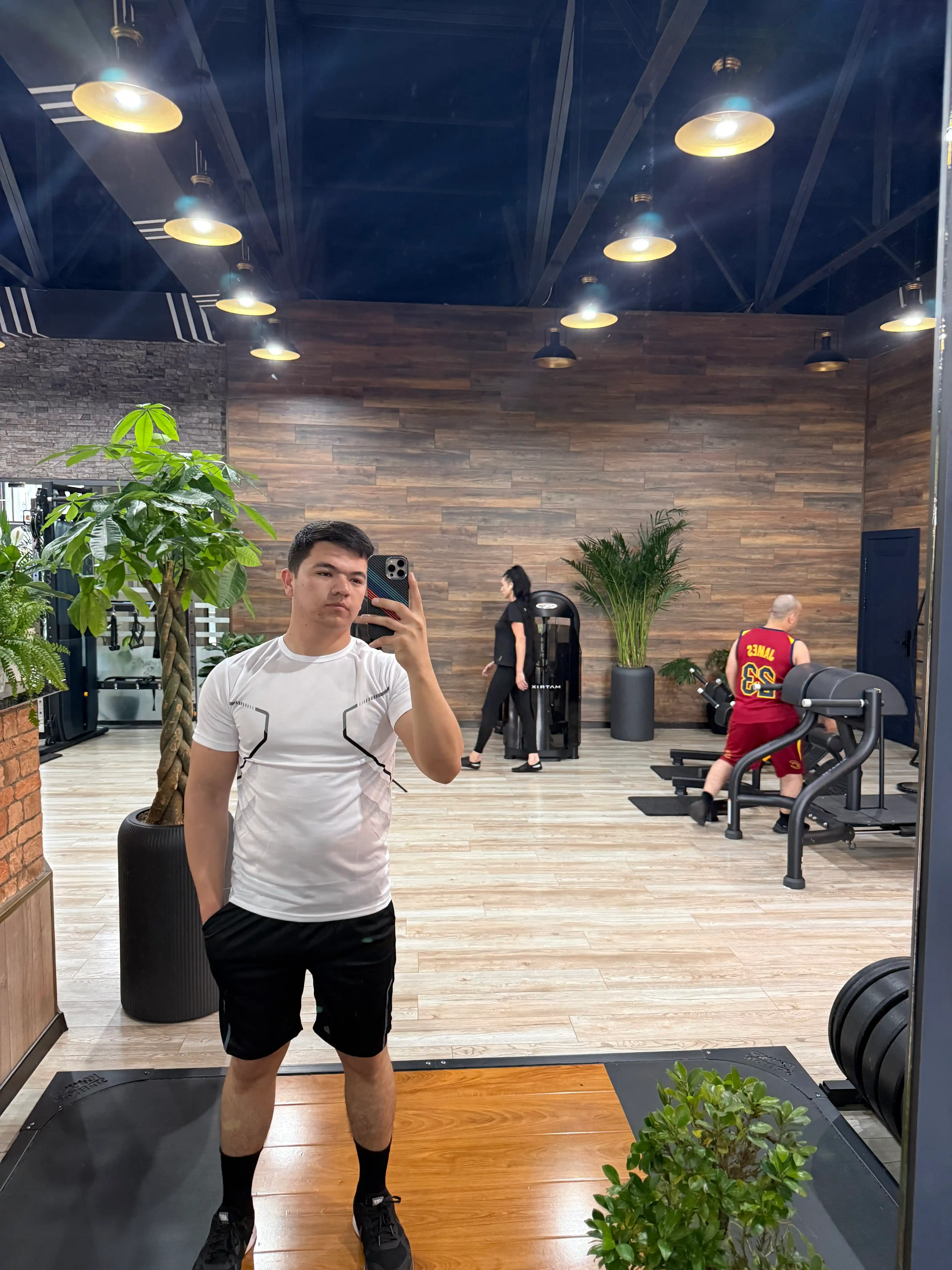 Erkaklar uchun futbolka va shortiklar sport kiyimi fitnes forma ikki qismli kiyim