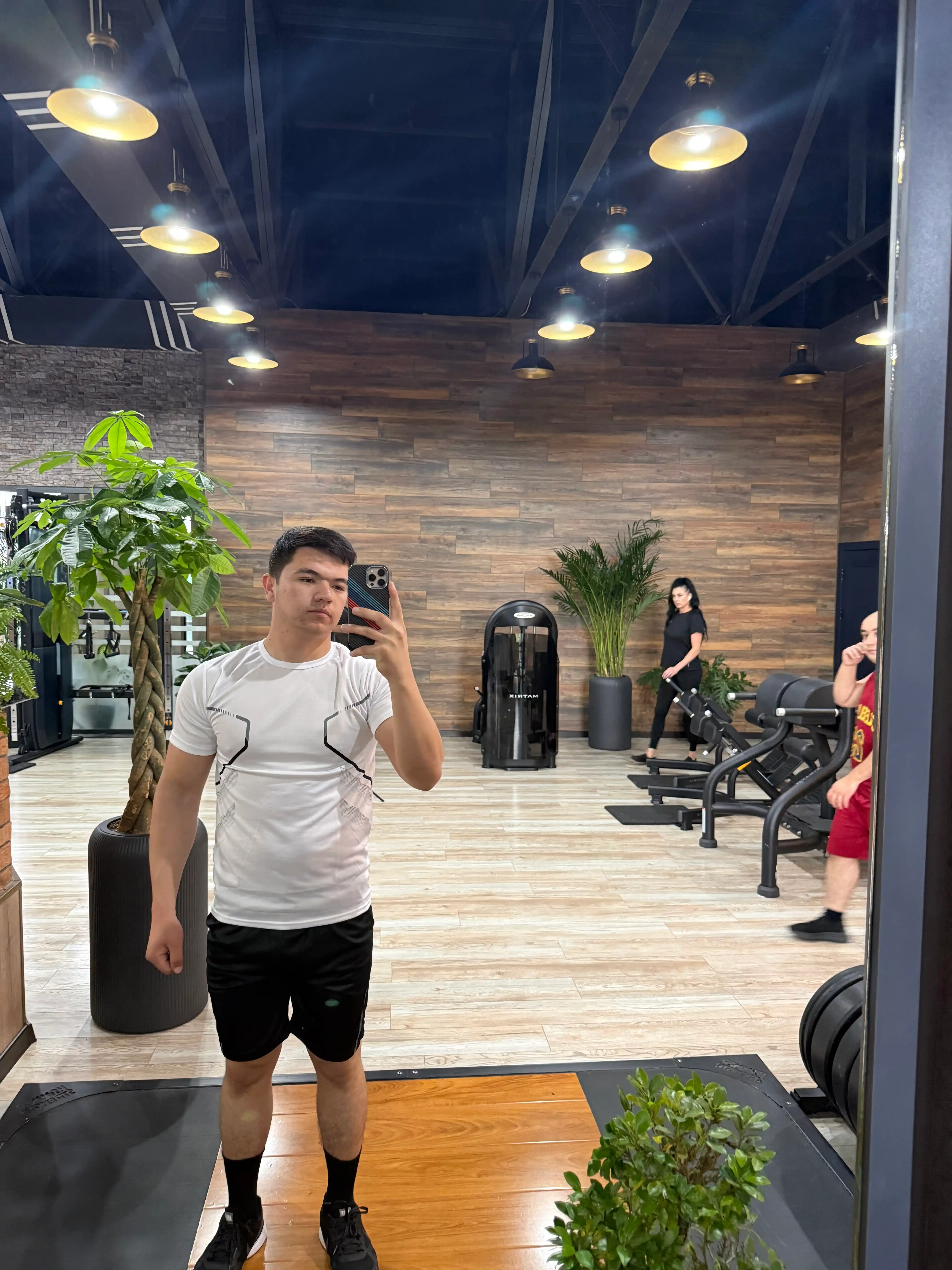 Erkaklar uchun futbolka va shortiklar sport kiyimi fitnes forma ikki qismli kiyim