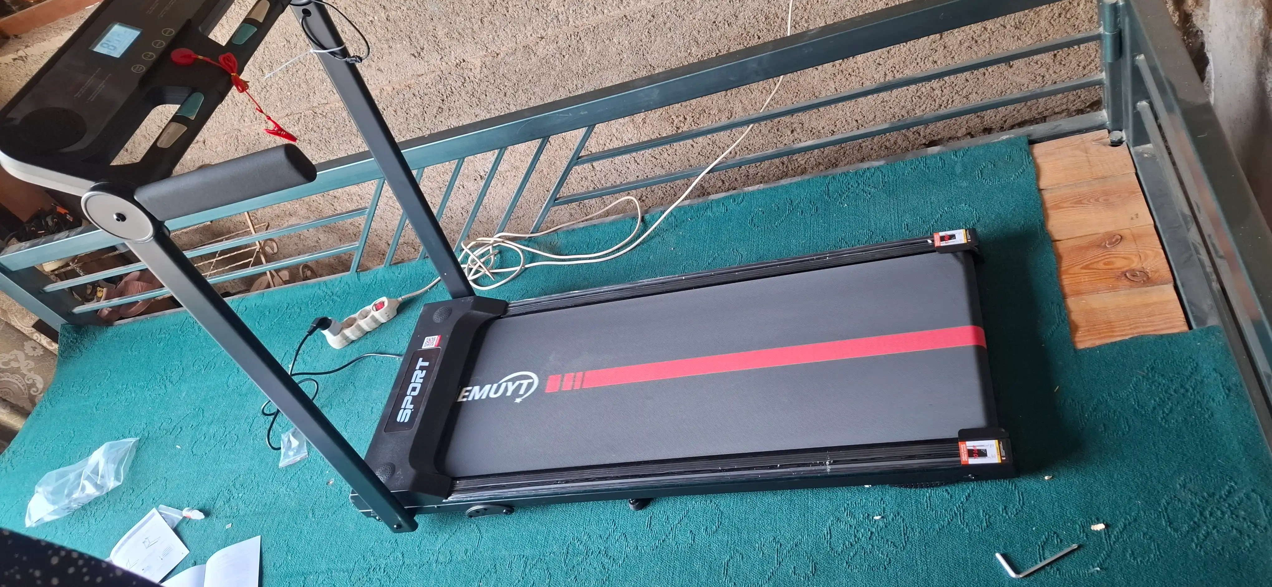 Elektr yig‘iladigan yugurish yo‘lagi, displey va Bluetooth bilan, uy uchun kardiotrenajyor