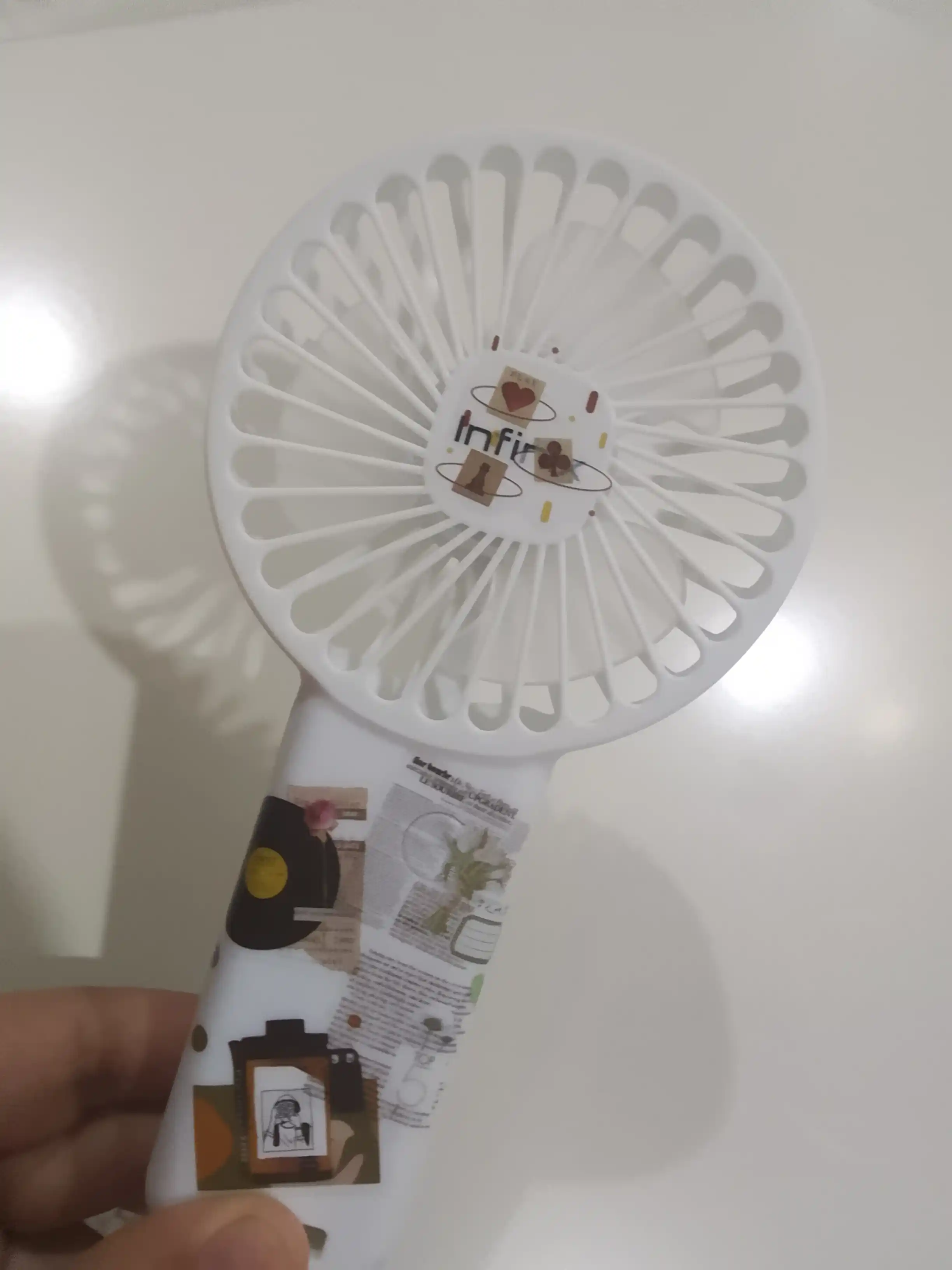 Universal mini ventilyator — qo‘l va stol uchun qulay USB portativ model