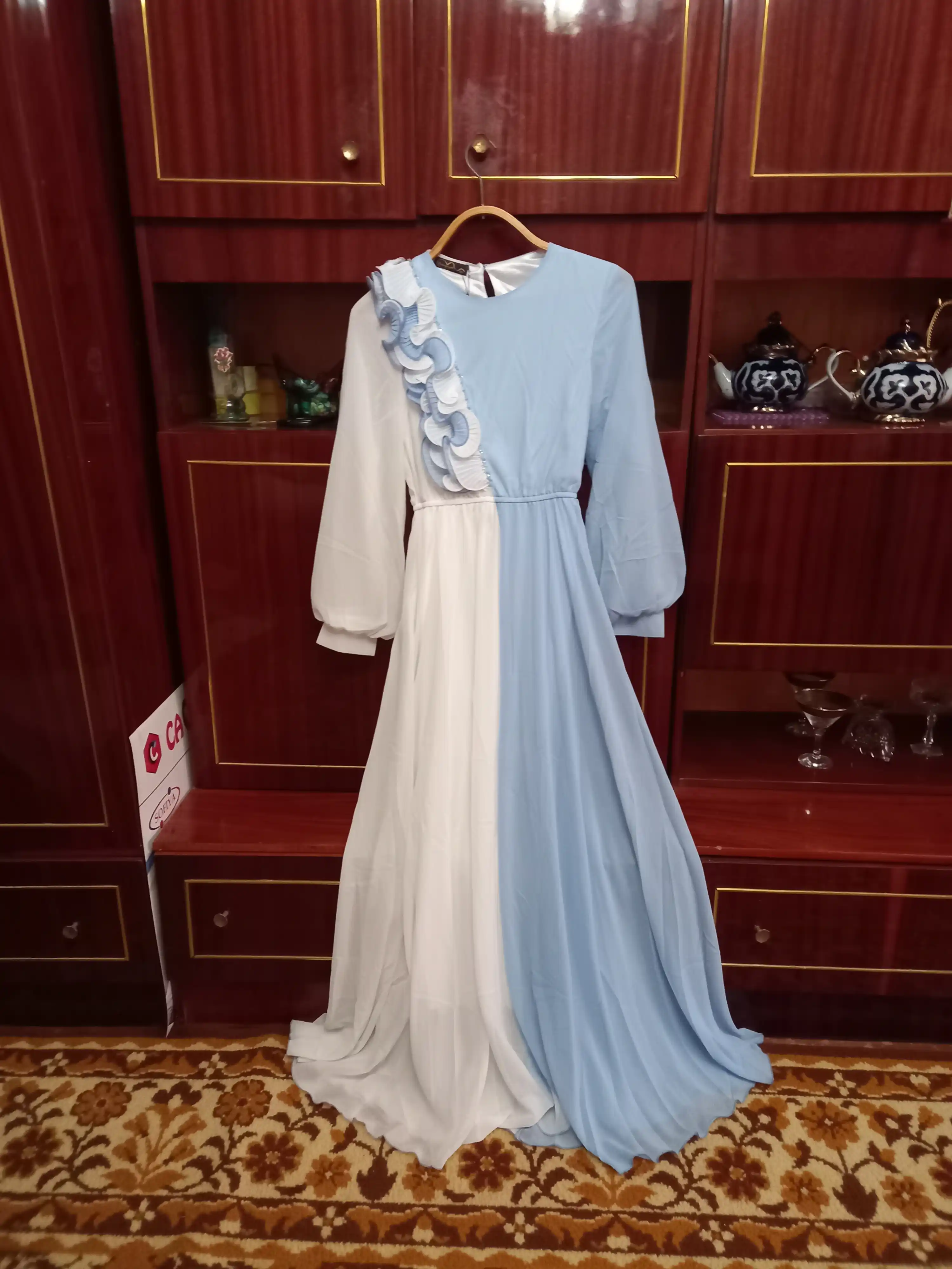 Ayollar uchun bayramona ko'ylaklar, sovg'a uchun, bayram uchun ko'ylaklar, bayramona,