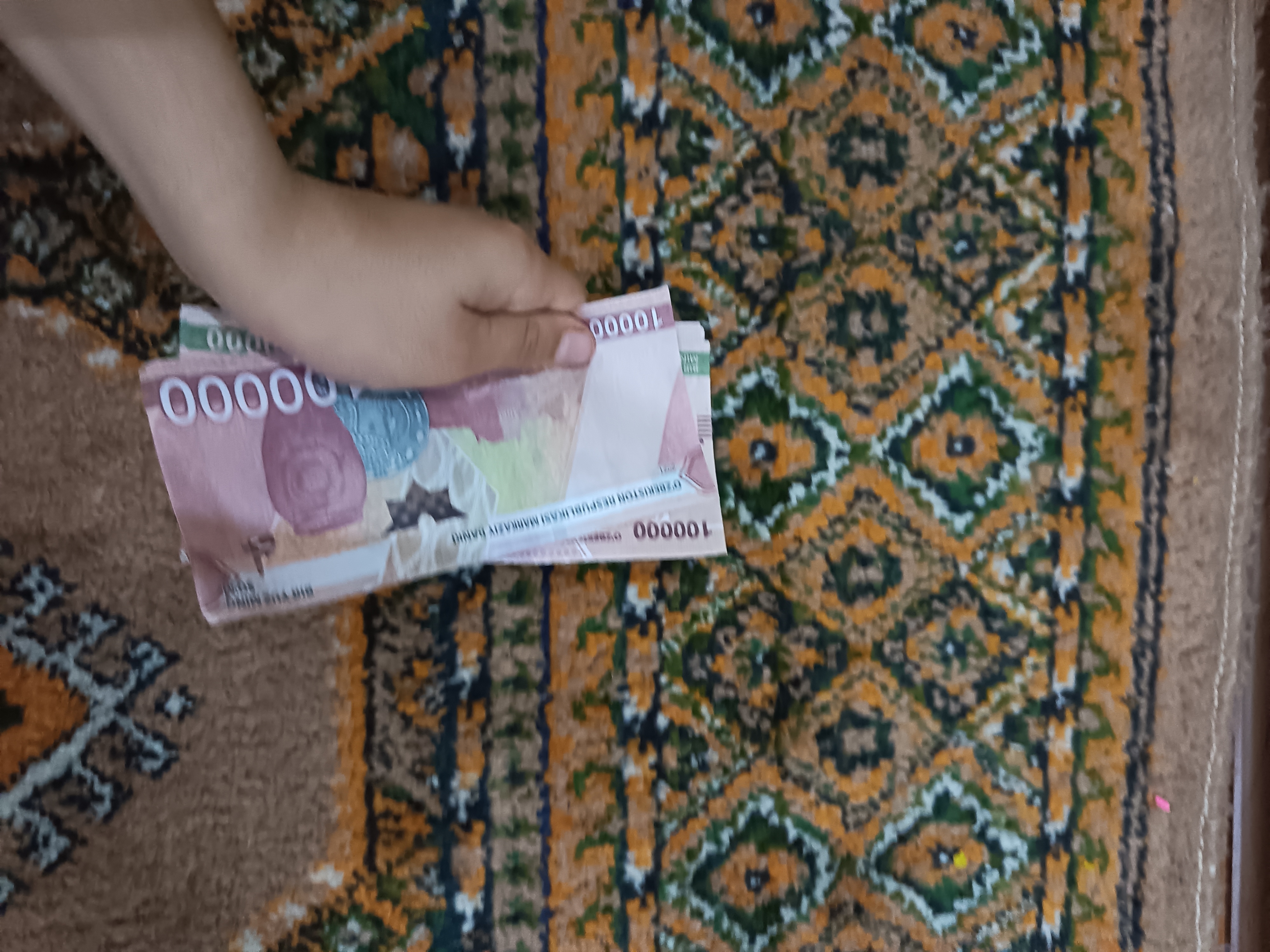 Suvenir pullar, so‘m va dollar kupyuralari, 50 ming, 100 mimg, 200 ming, 50$, 100$
