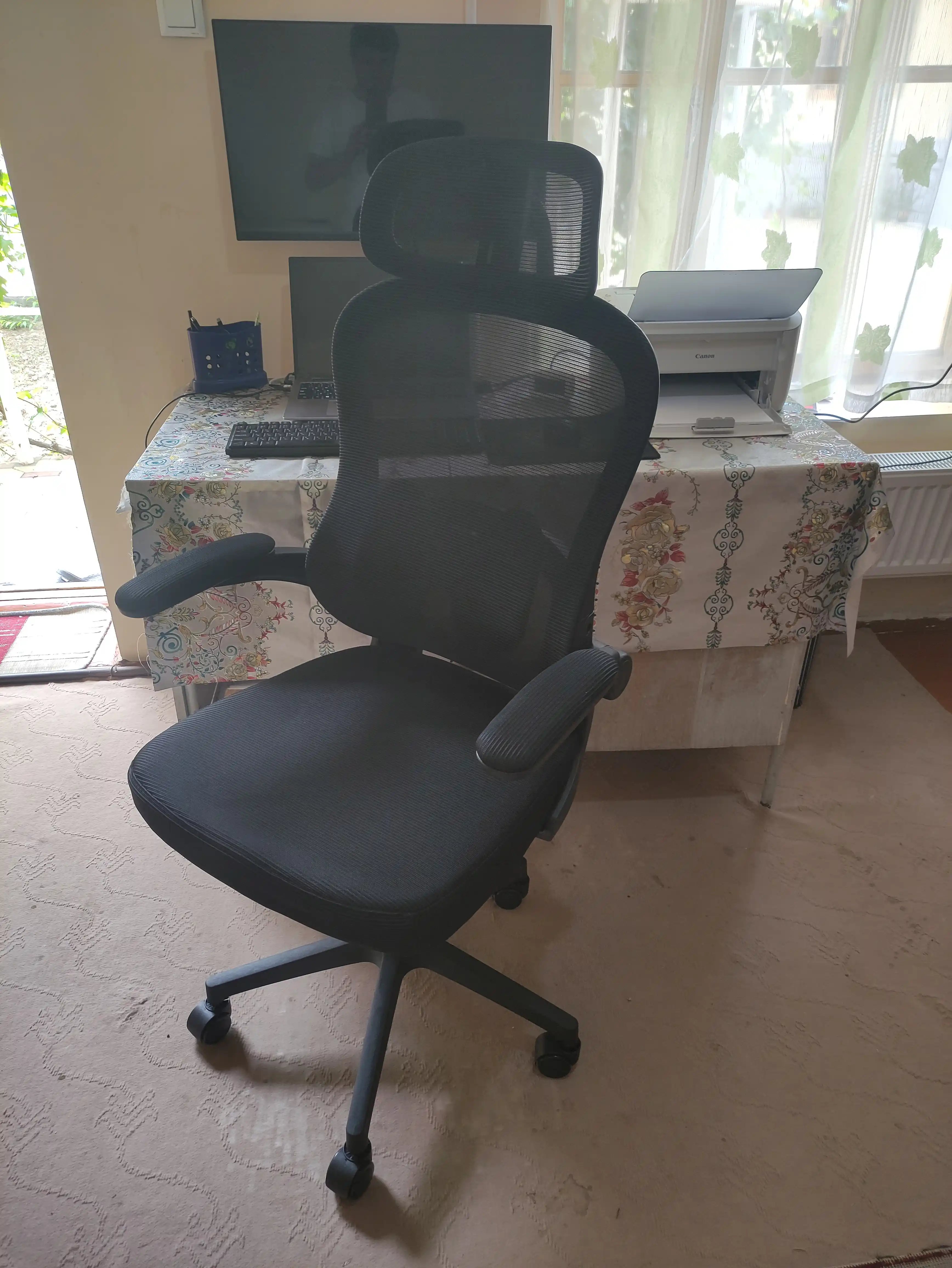 Ofis uchun kreslo Ester Dafna, to'r mato, g'ildirakli, qora