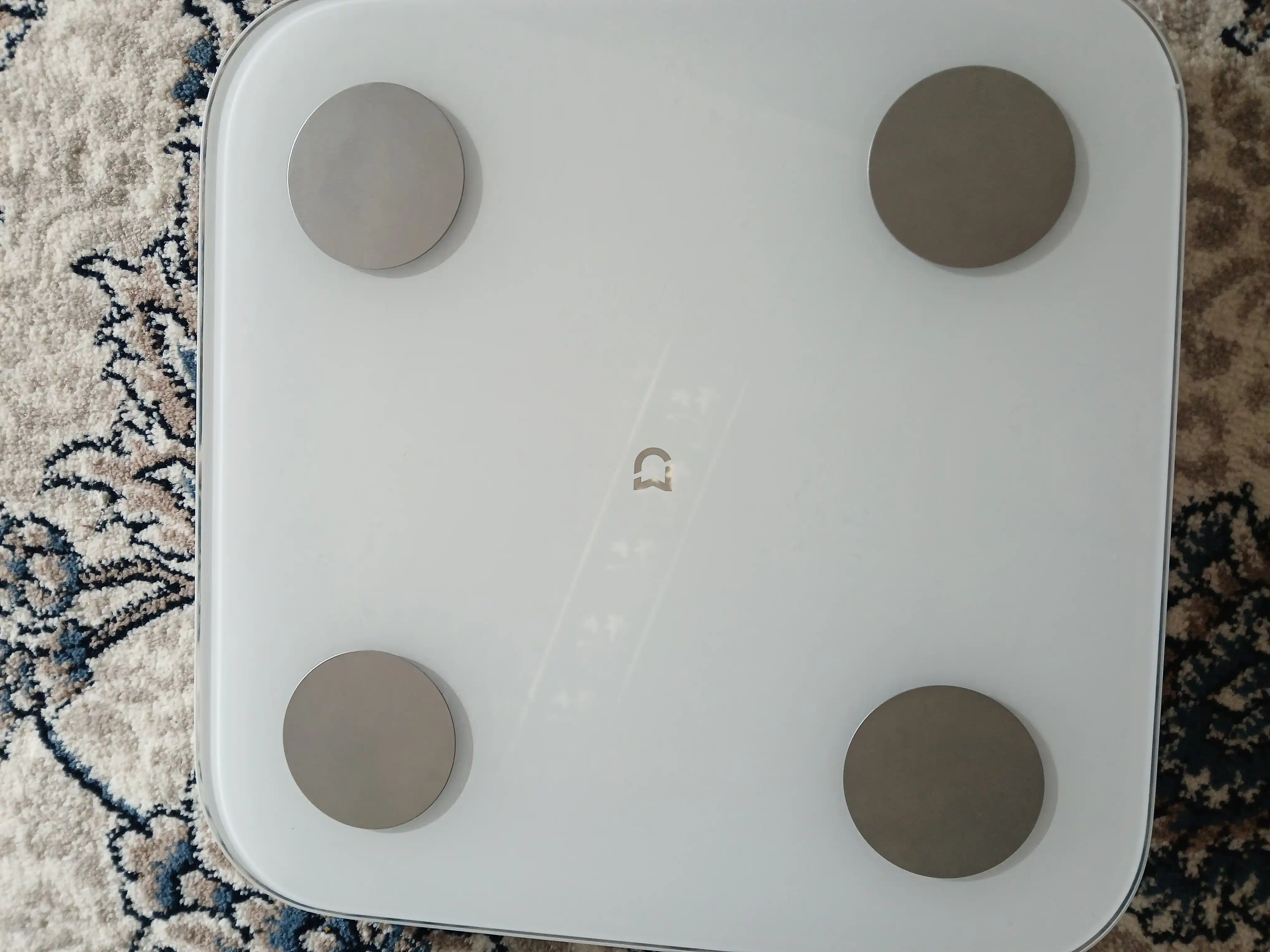 Xiaomi Mi Body Scale S400 aqlli pol tarozisi, tananing 25 ta parametrini tahlil qiladi