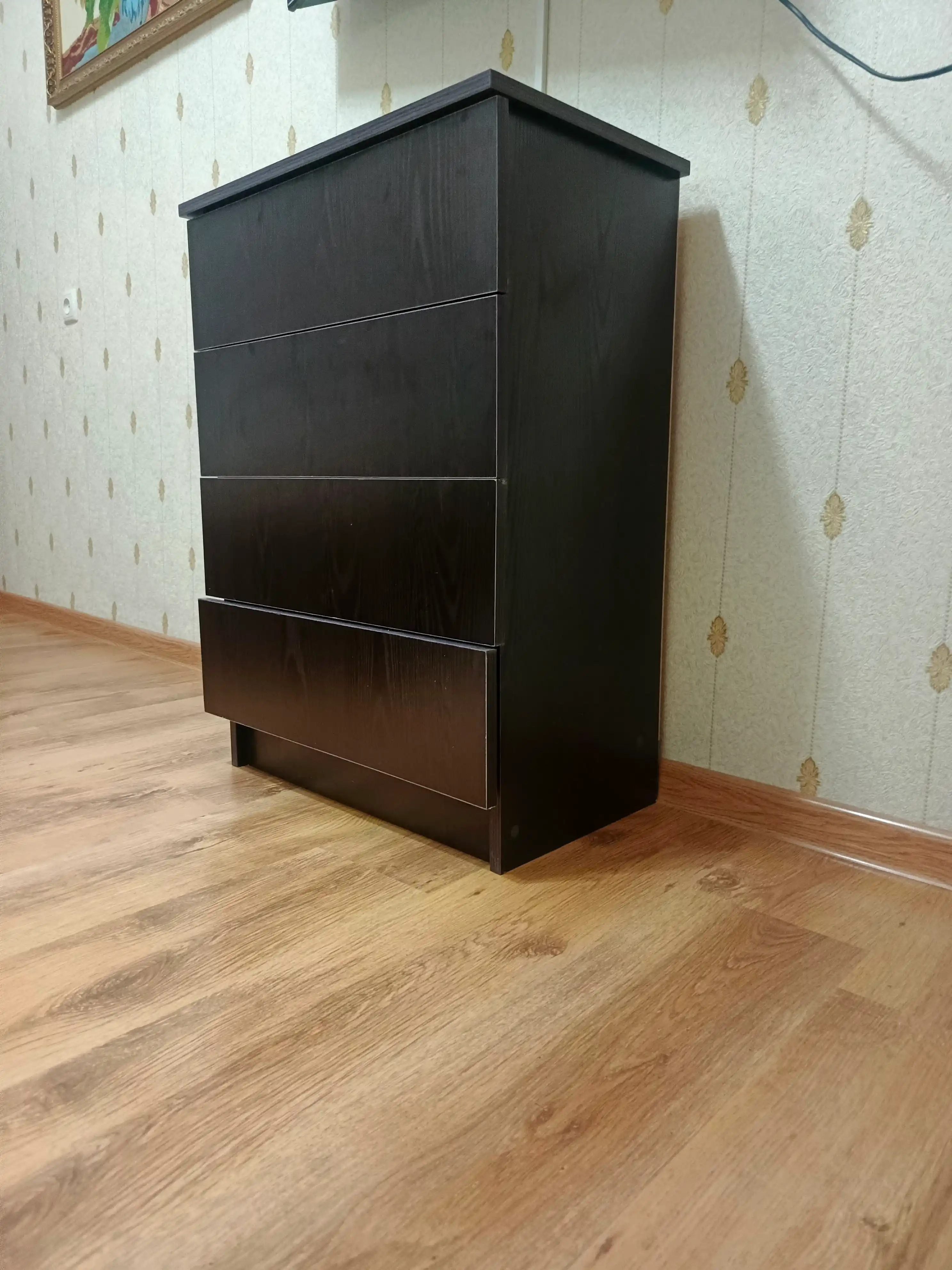 Компактный комод с четырьмя ящиками для одежды и вещей