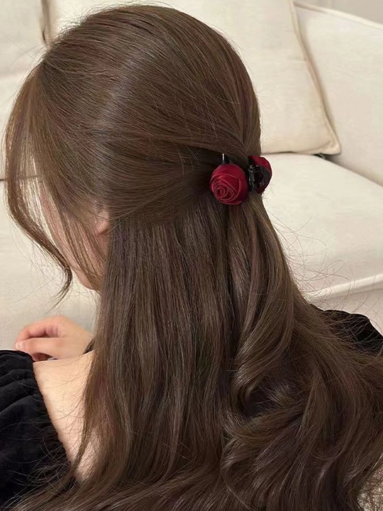 Заколка с красной розой