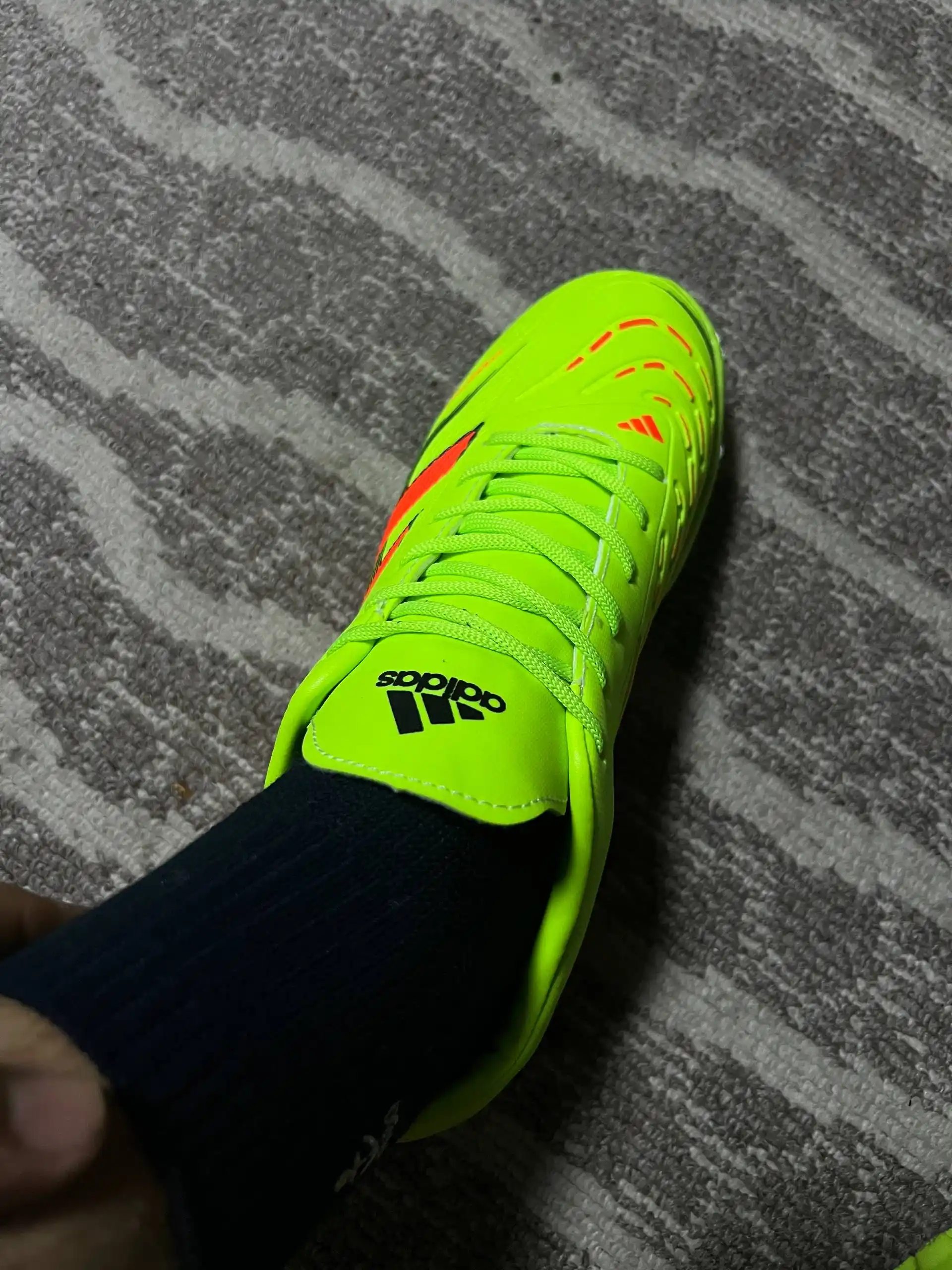 Futbol butsa sarakanoshkalar— sun'iy maydon uchun F50, Airzoom, Pridator