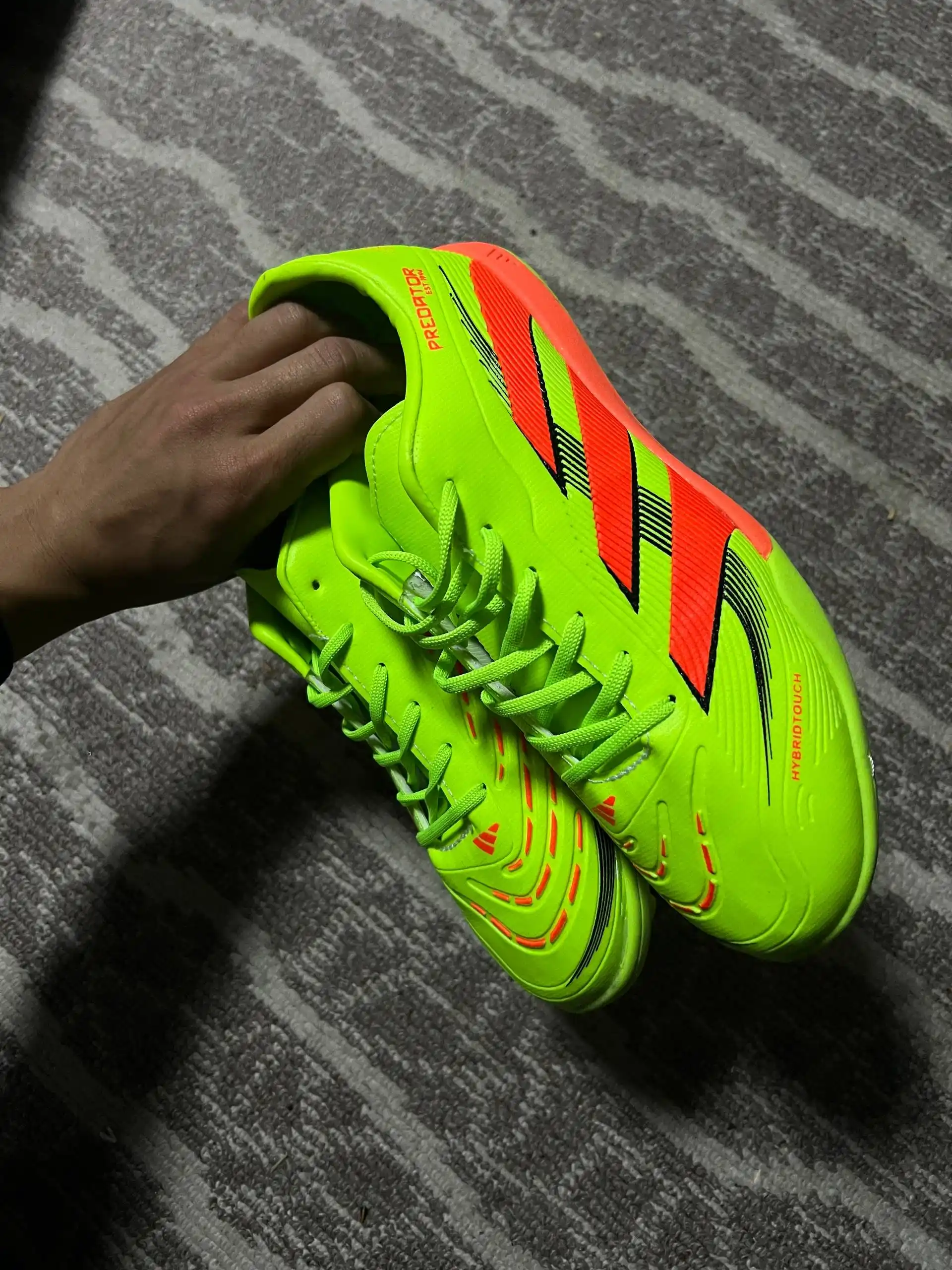Futbol butsa sarakanoshkalar— sun'iy maydon uchun F50, Airzoom, Pridator