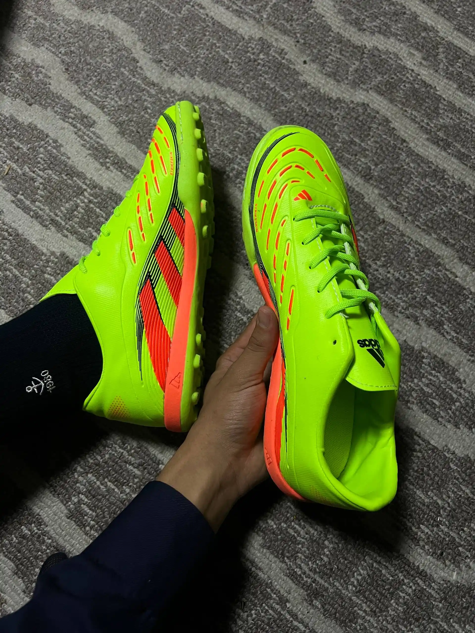 Futbol butsa sarakanoshkalar— sun'iy maydon uchun F50, Airzoom, Pridator