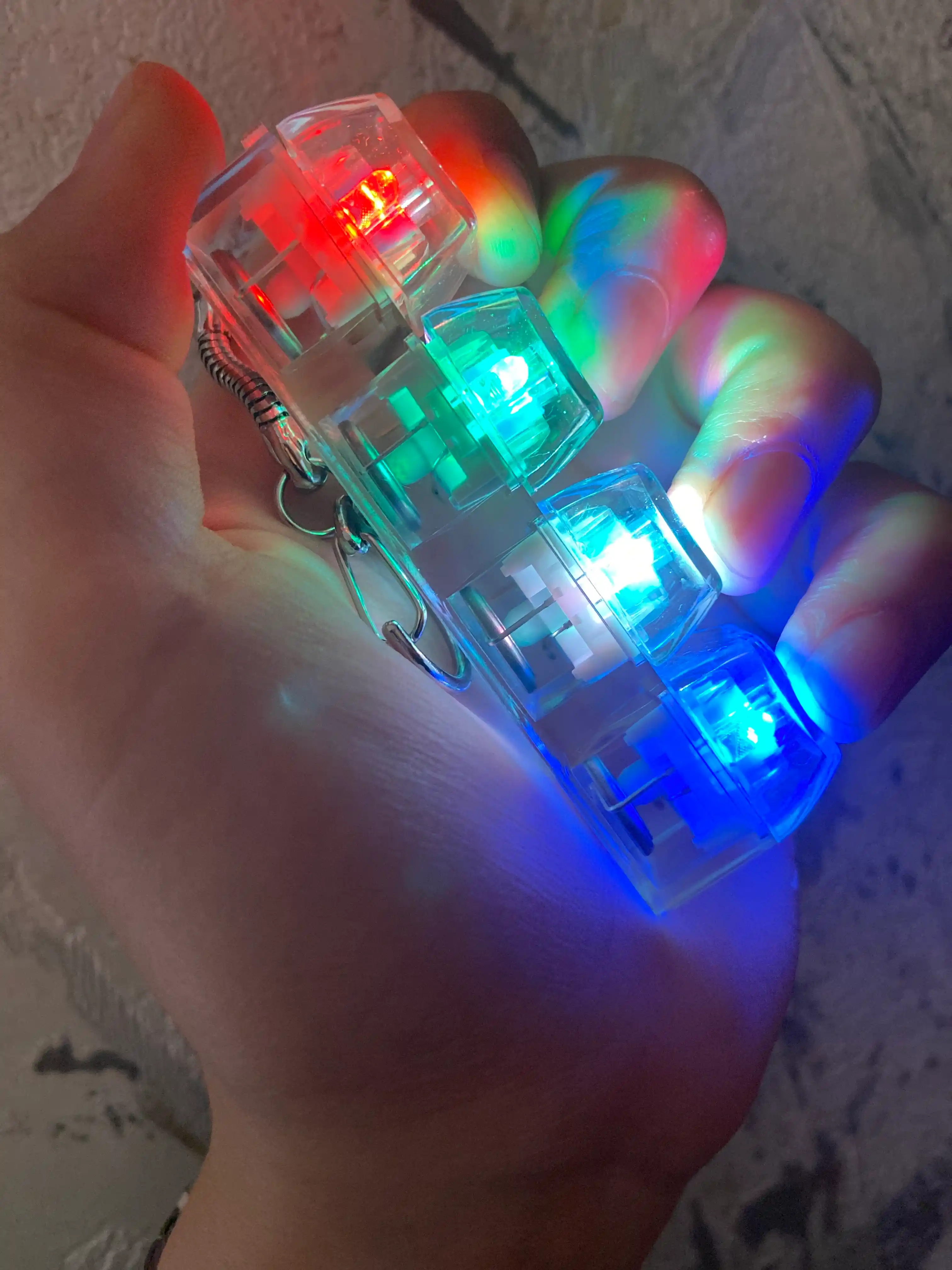 Антистрессовая клавиатура-брелок с RGB-подсветкой — гаджет, помогающий сосредоточиться