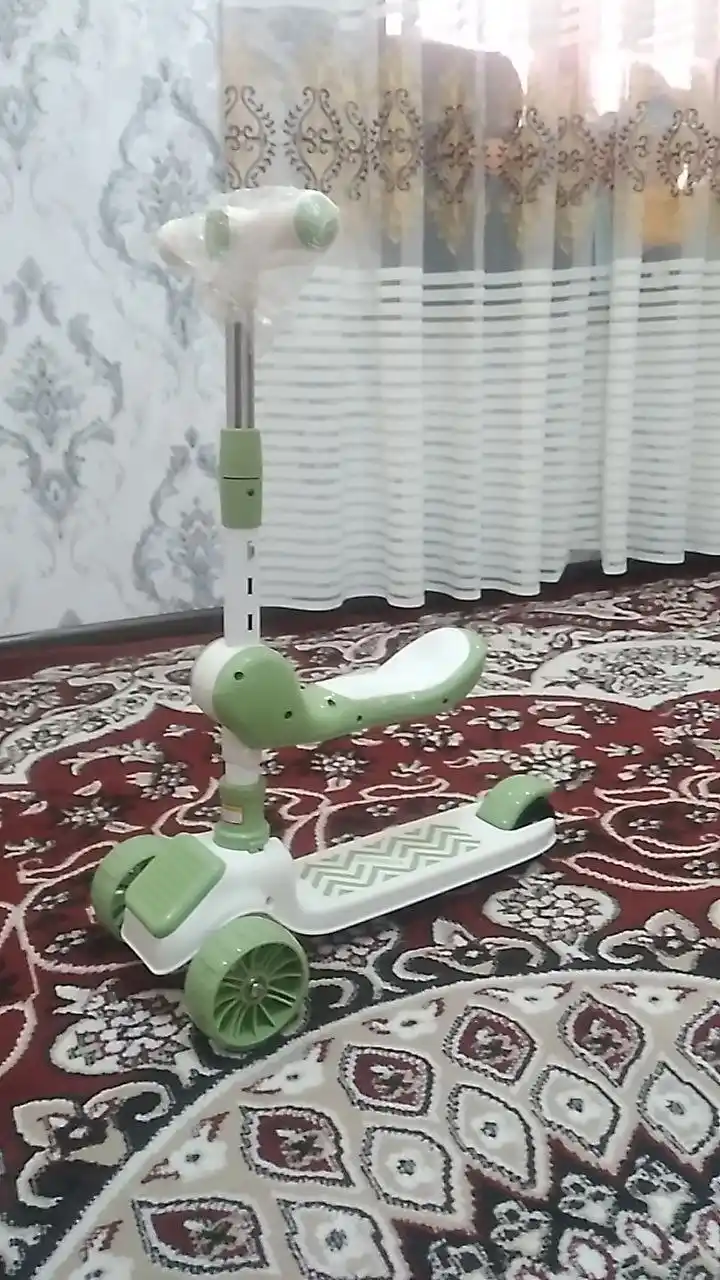 Bolalar samokat uch g‘ildirakli, o‘rindiqli samokat, sozlanadigan rul, yorqin g‘ildiraklar