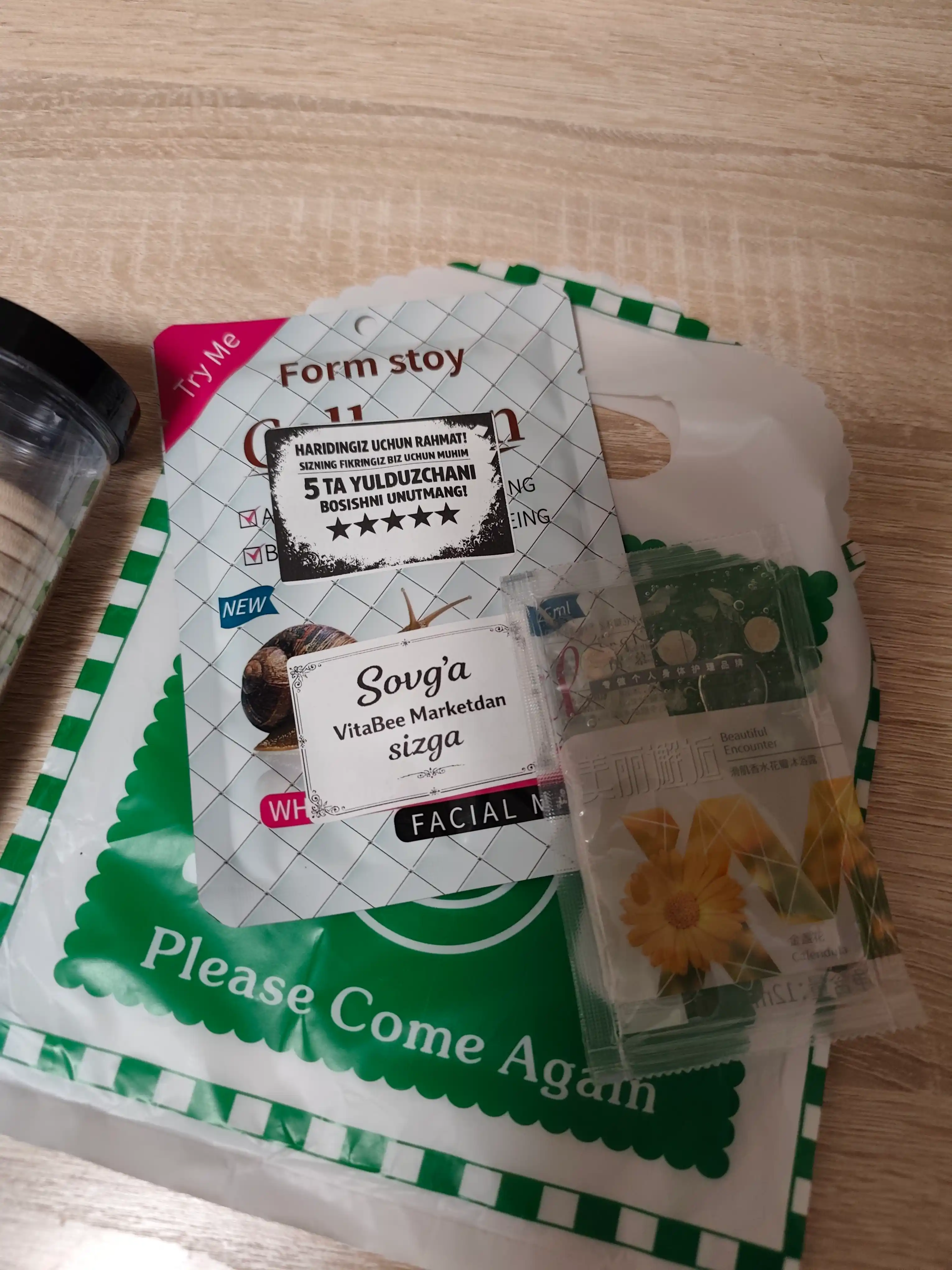 Plastik idishda soch uchun rangli rezinkalar to‘plami