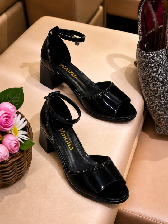 Ayollar uchun qora lakli sandal (blok poshna, Vinona)