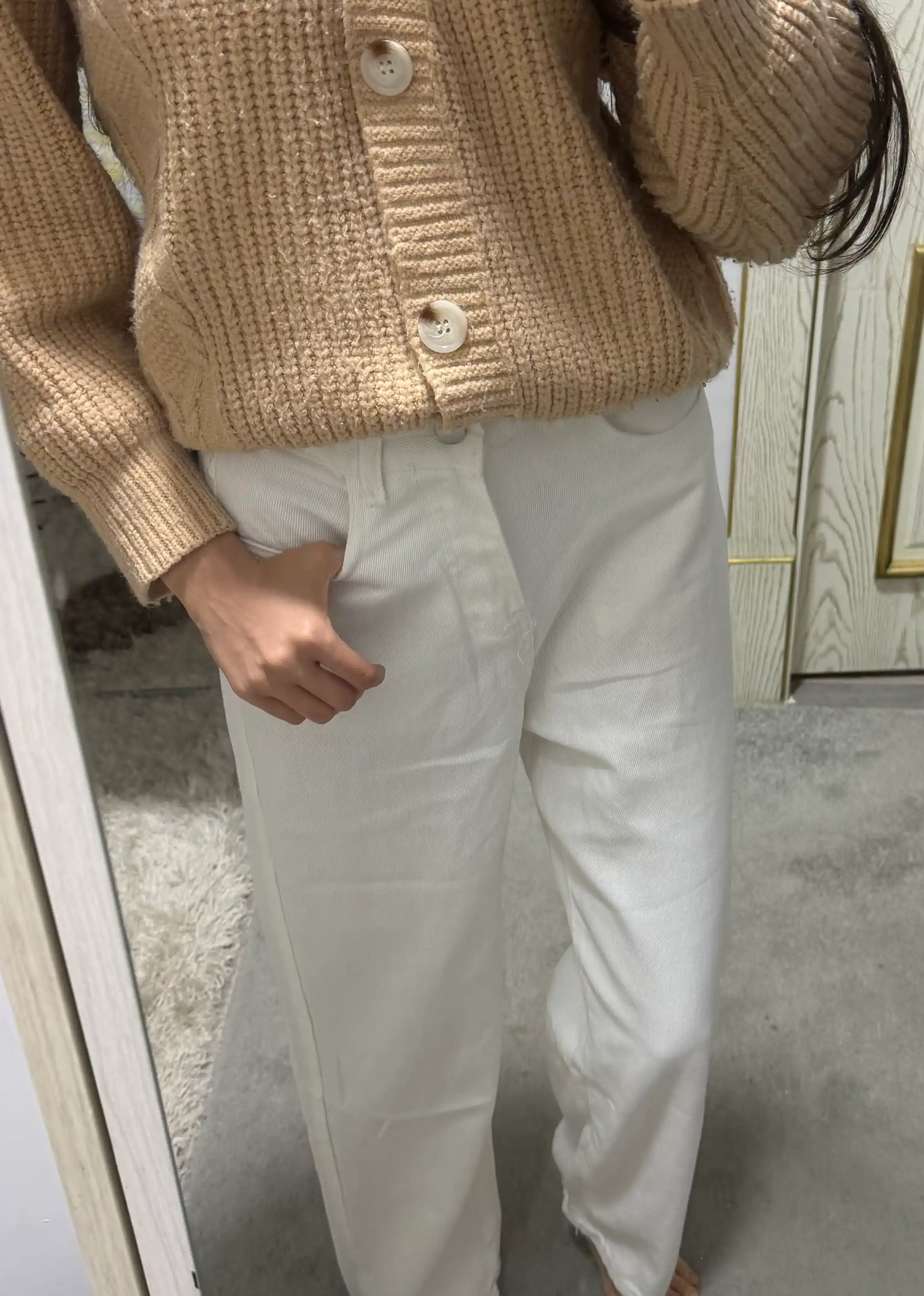 Ayollar uchun baland belli mom jeans – turli rangdagi denim shimlar, jinsi shimlar