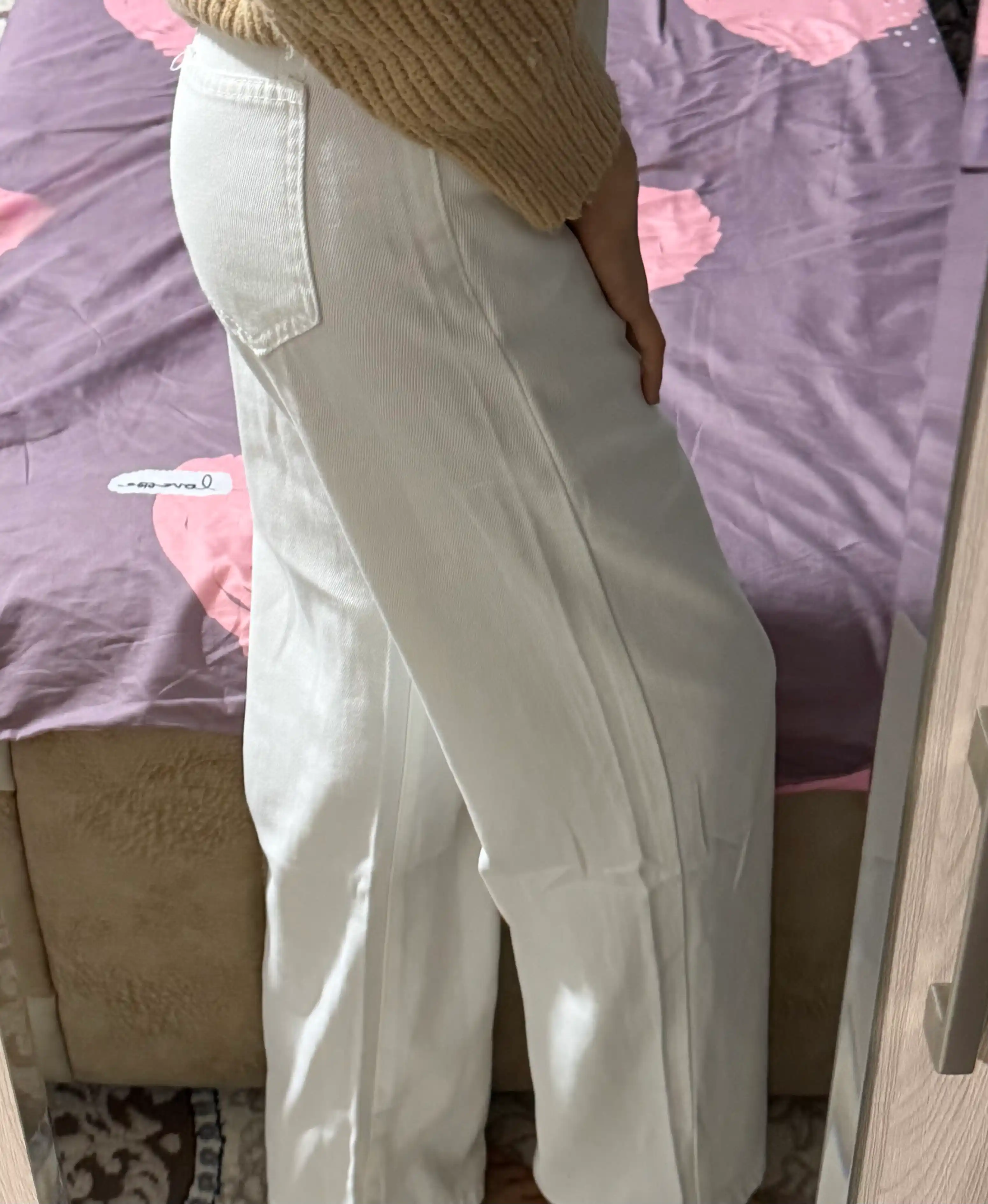 Ayollar uchun baland belli mom jeans – turli rangdagi denim shimlar, jinsi shimlar