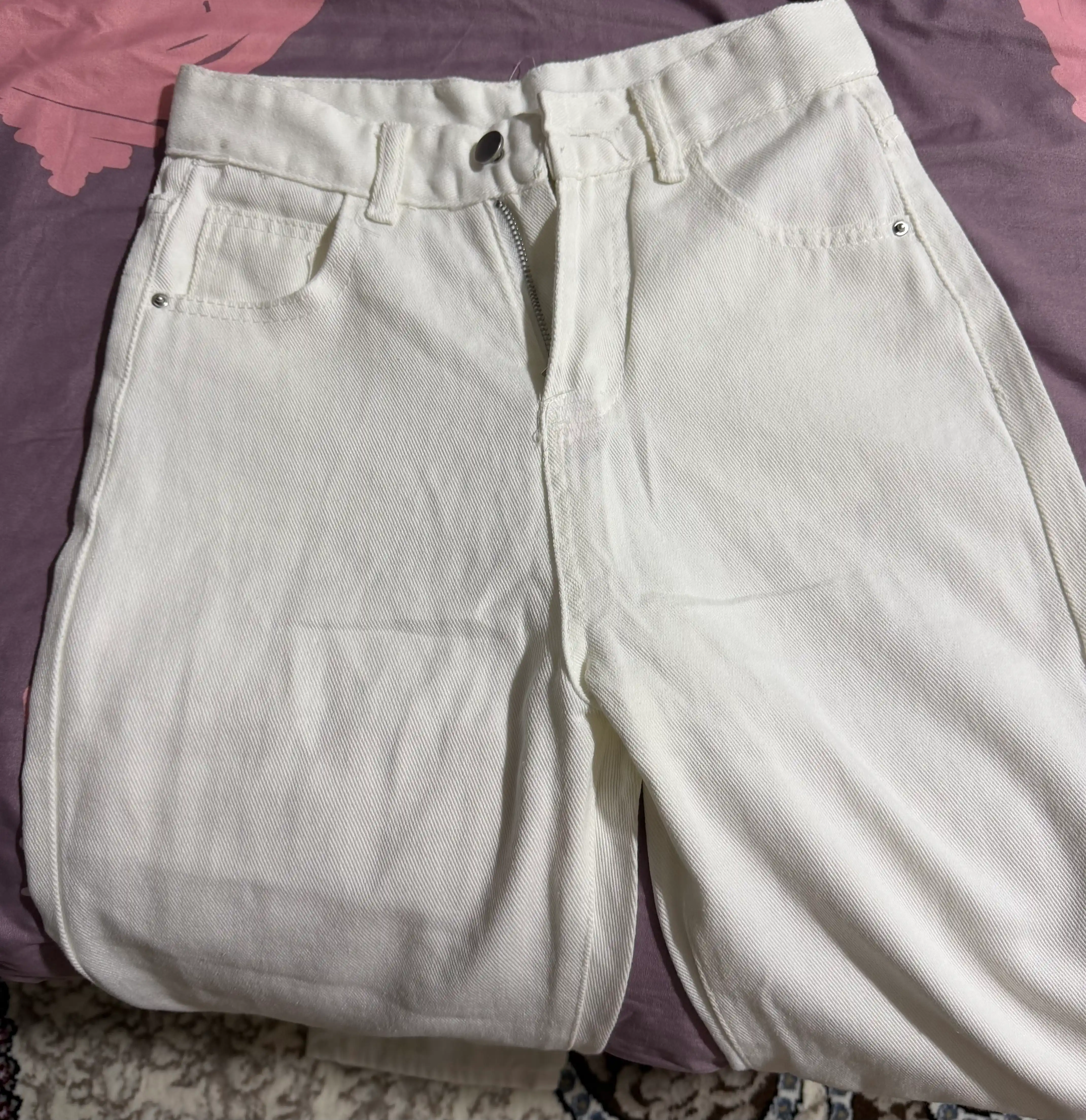Ayollar uchun baland belli mom jeans – turli rangdagi denim shimlar, jinsi shimlar