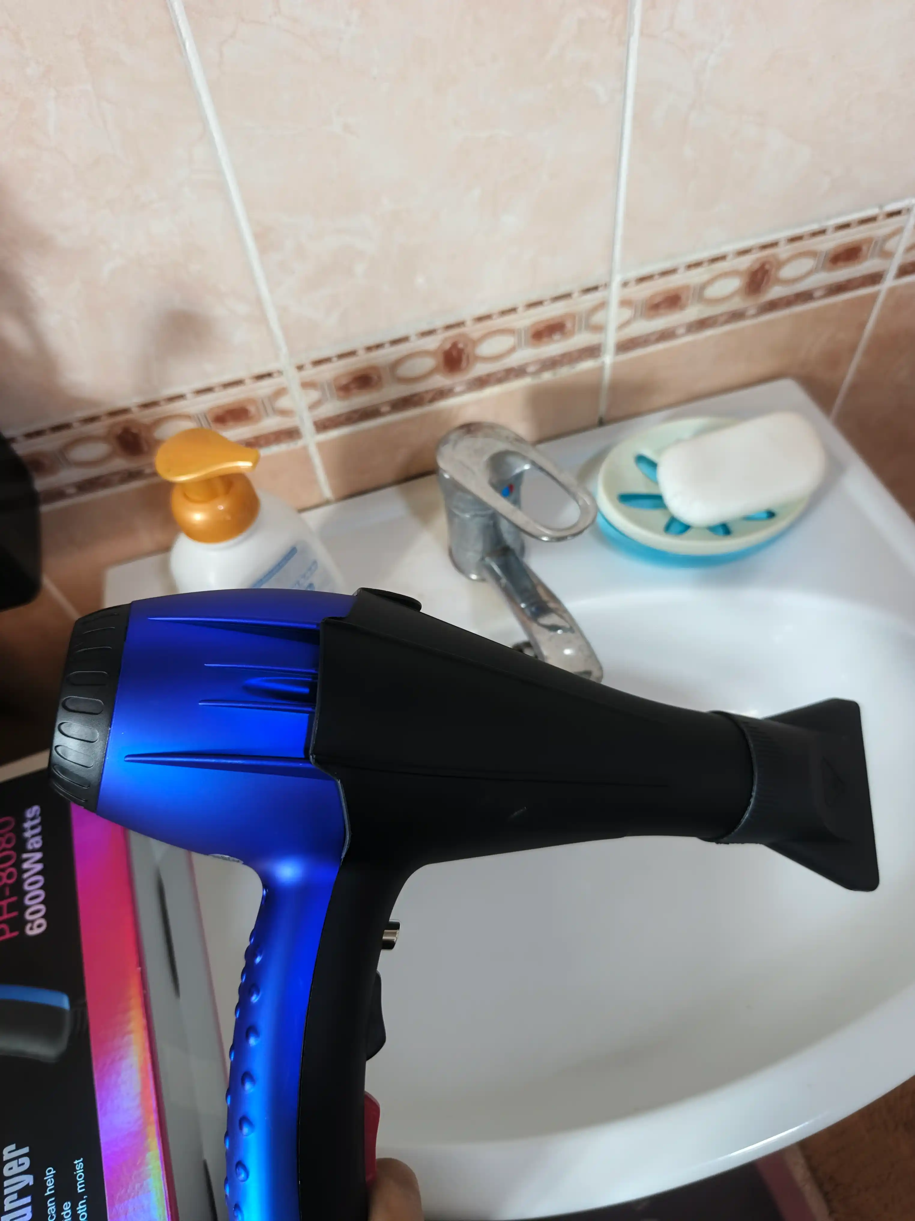 Professional soch quritgich Philips, nasadkalar bilan, soch turmaklash uchun